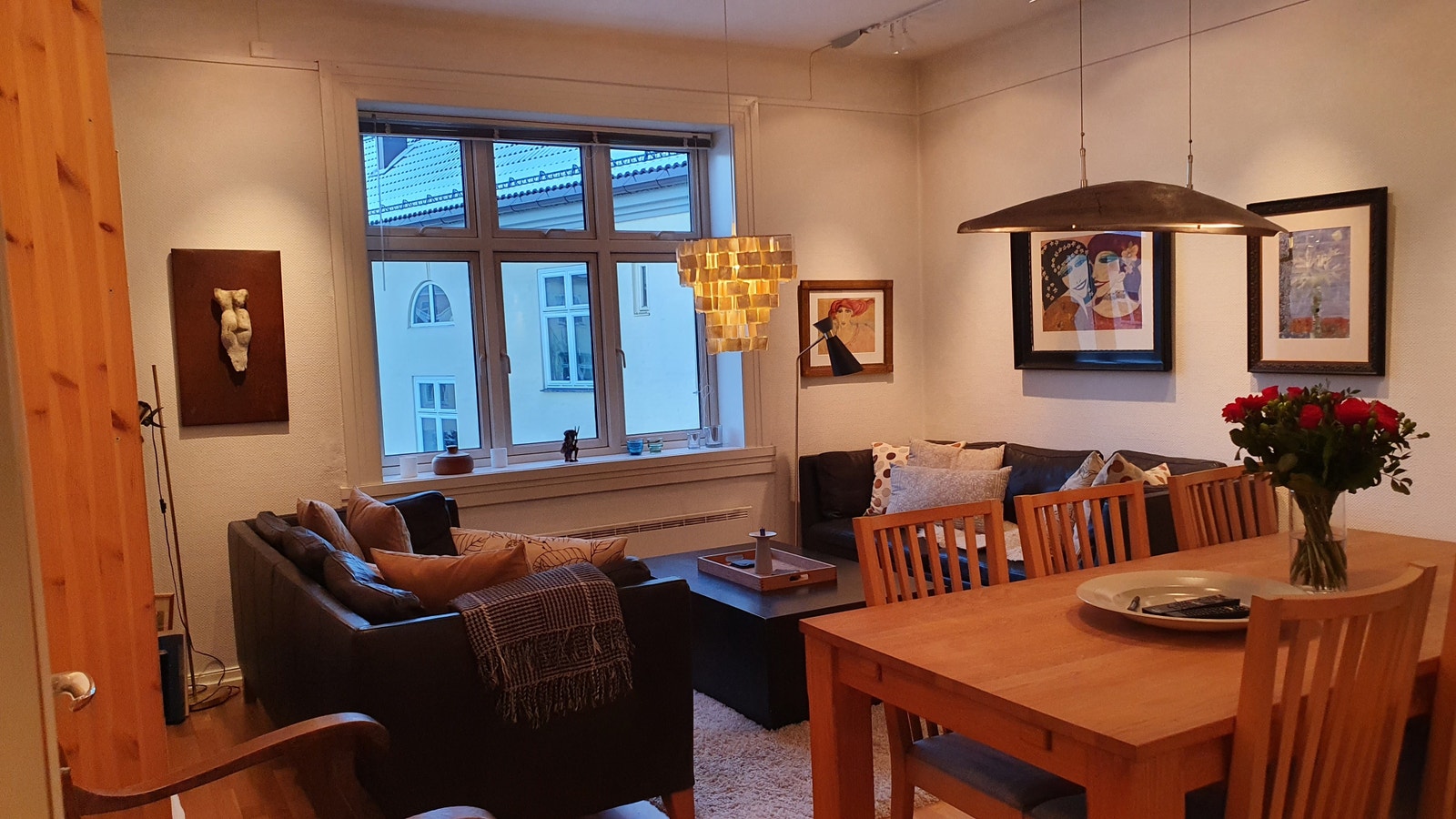 Stue med to skinnsofaer som står mot hverandre. Maleriene inngår ikke nødvendigvis i leieforholdet og vil eventuelt tas ned. Galleribilde