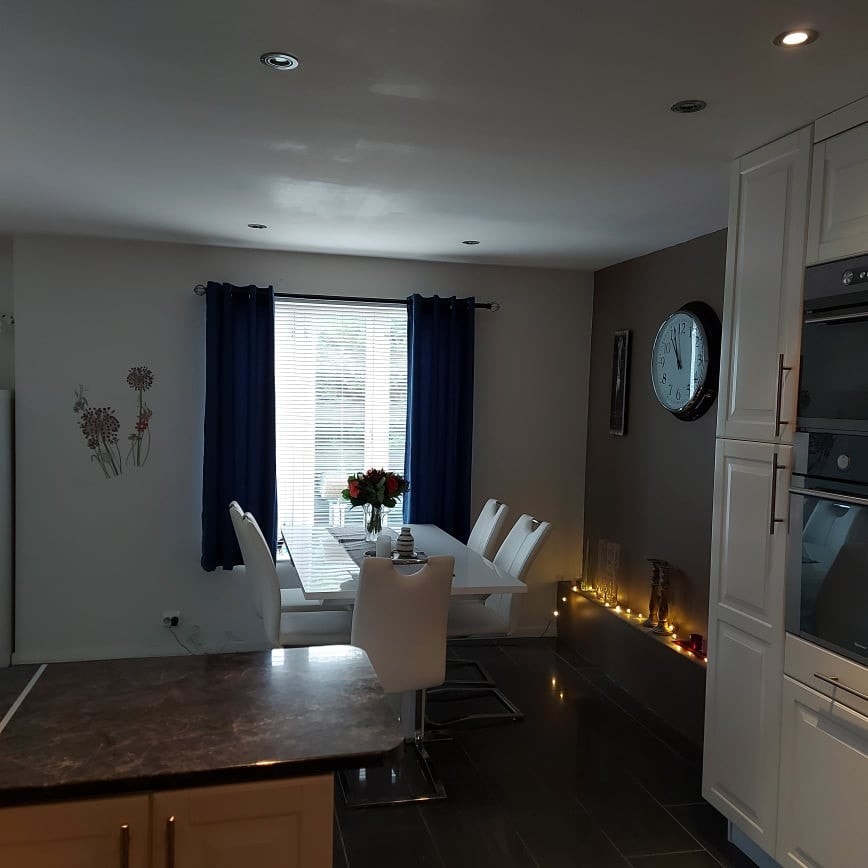 Kjøkkenareal (spisebordet benyttes som stue areal v ombygging) Galleribilde