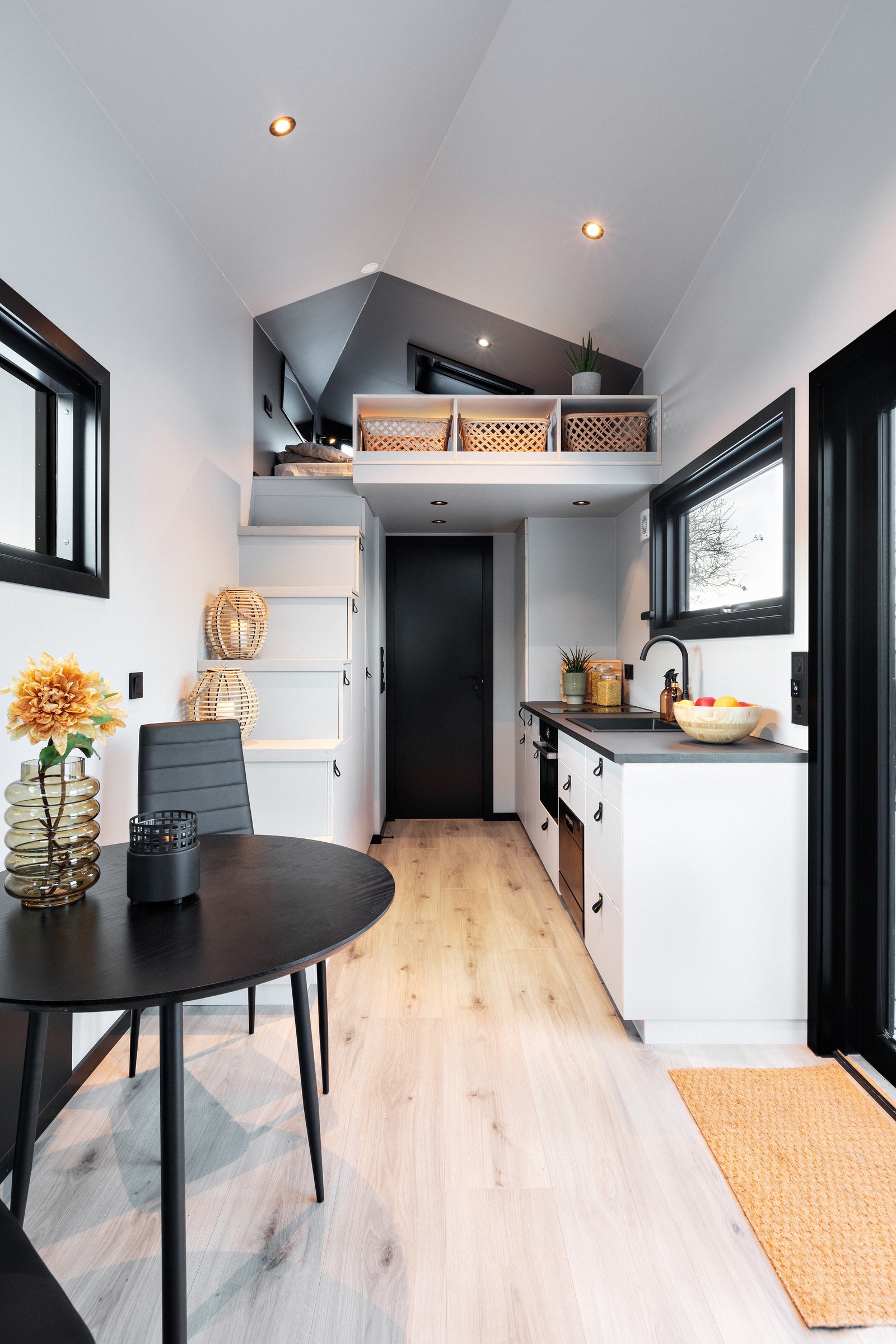 Mot kjøkken - trapp opp til sove-hems Galleribilde