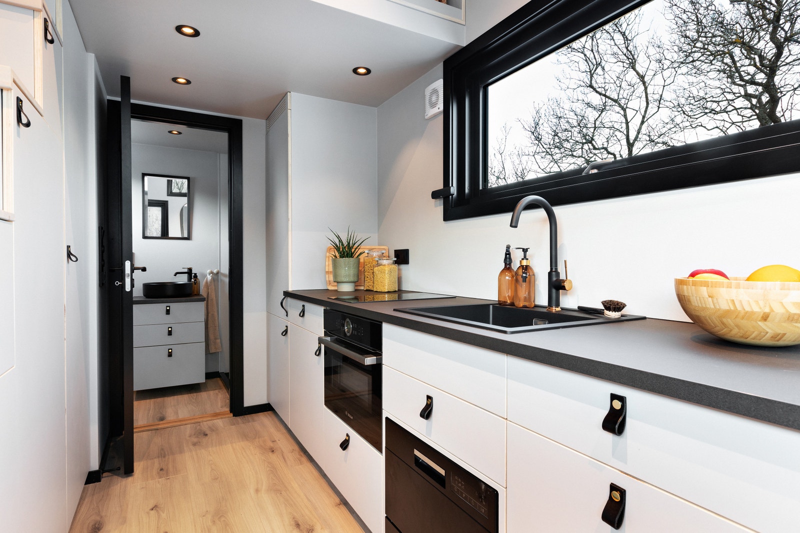 Kjøkken komplett med hvitevarer og oppvaskmaskin Galleribilde