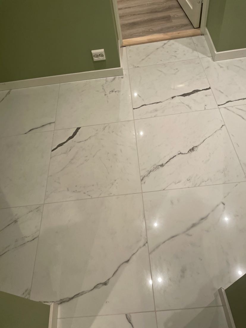 Alt av flis i leiligheten er av ekte marmorflis. 4,99m2 Galleribilde