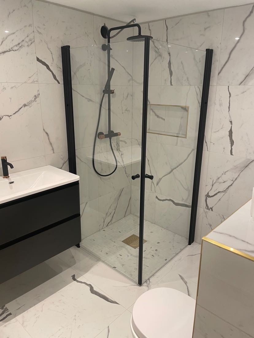 Dusjnisje. Hele badet er av hvit marmorflis. Galleribilde