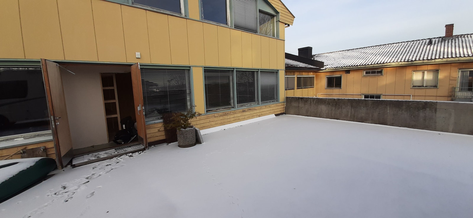 Lager 1 med dobbeldør, parkering kan avtales utenfor. Galleribilde