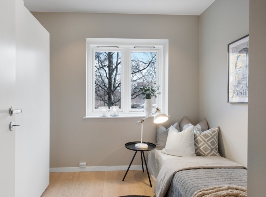 Soverom nummer 2 med garderobeskap med skyvedører. Galleribilde