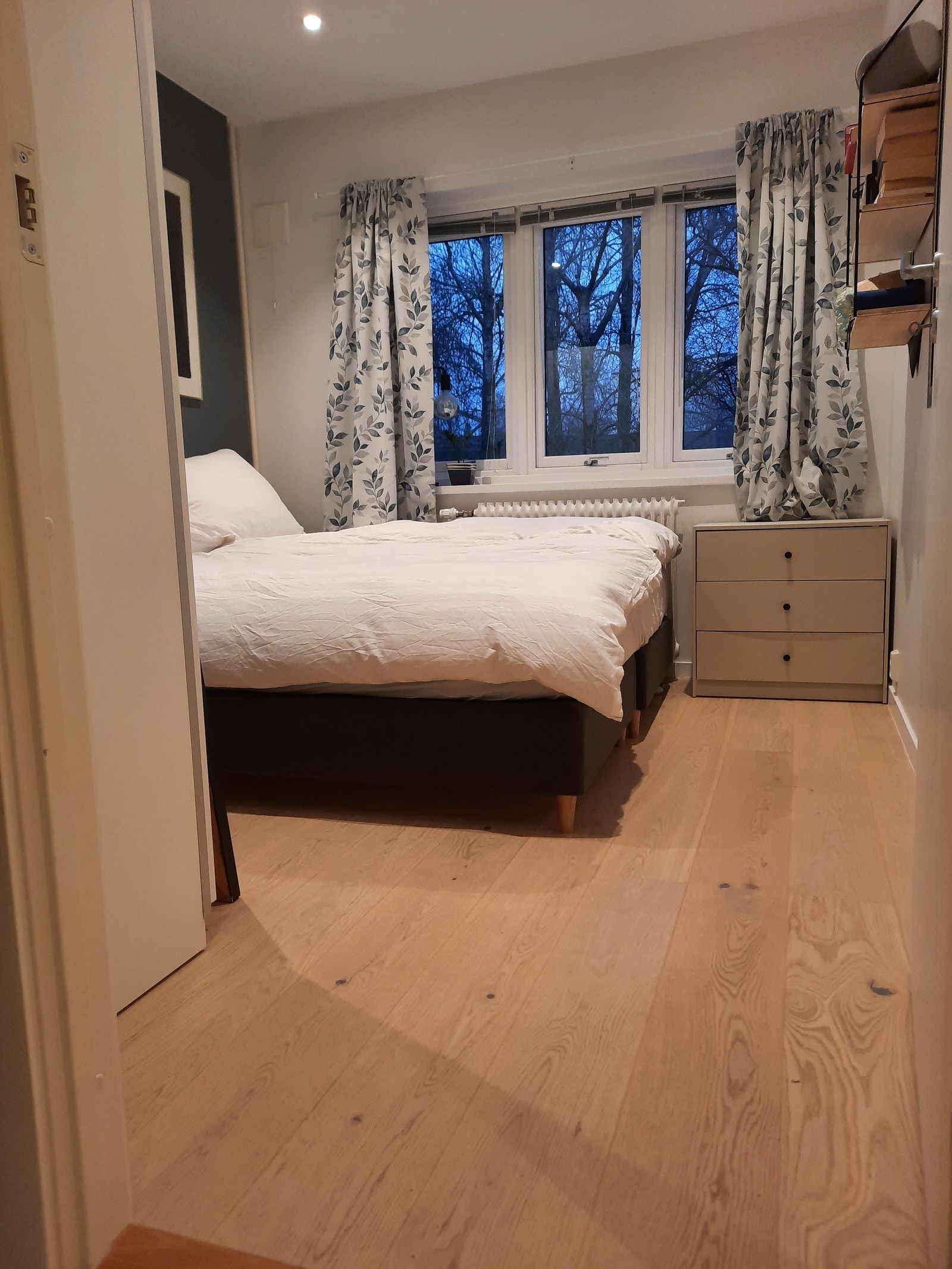 Nåværende innredning med 180 dobbeltseng, garderobeskap. Galleribilde