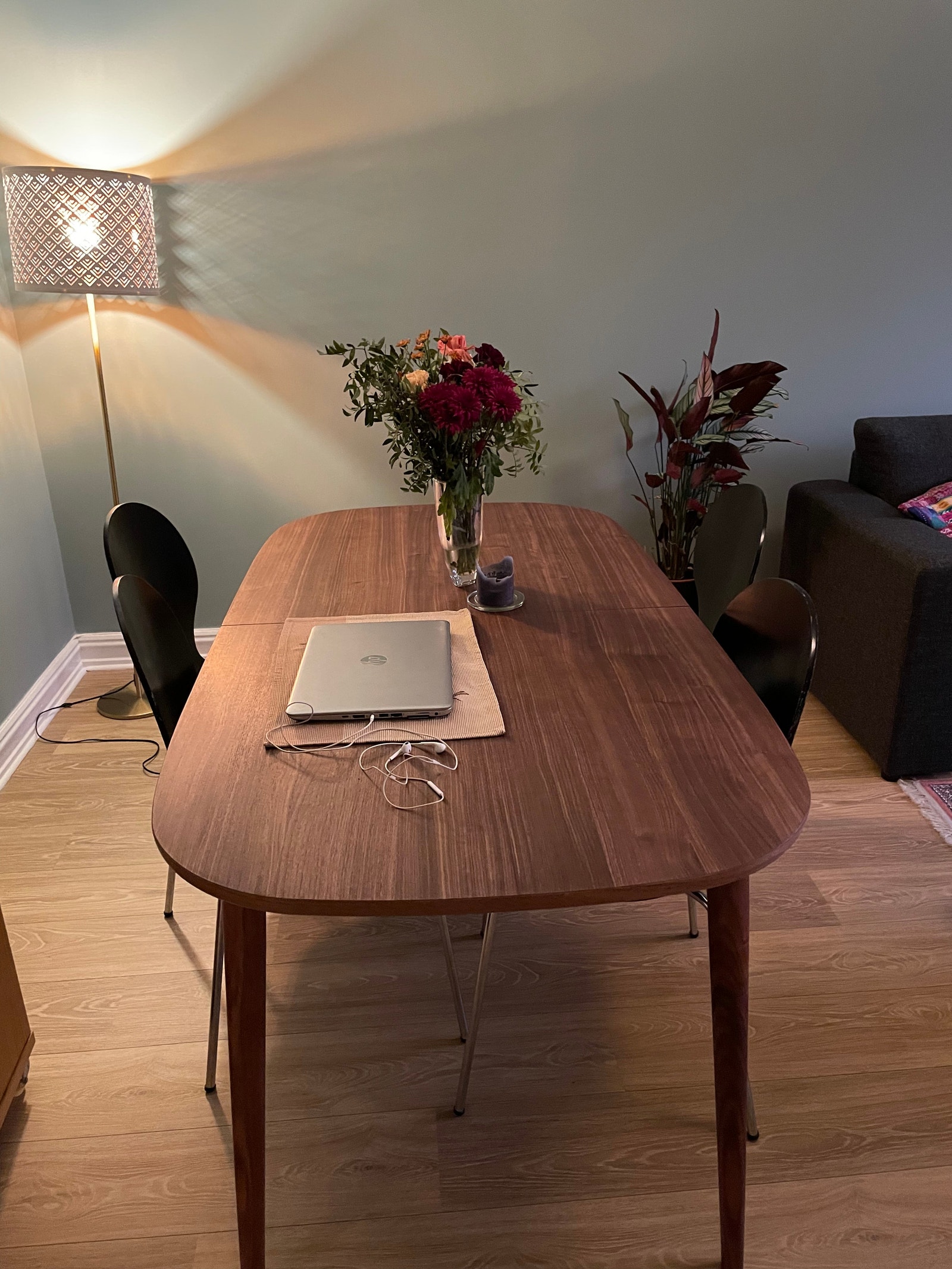 Spisebord kan trekkes ut for å få plass til opptil 10 stk. Galleribilde