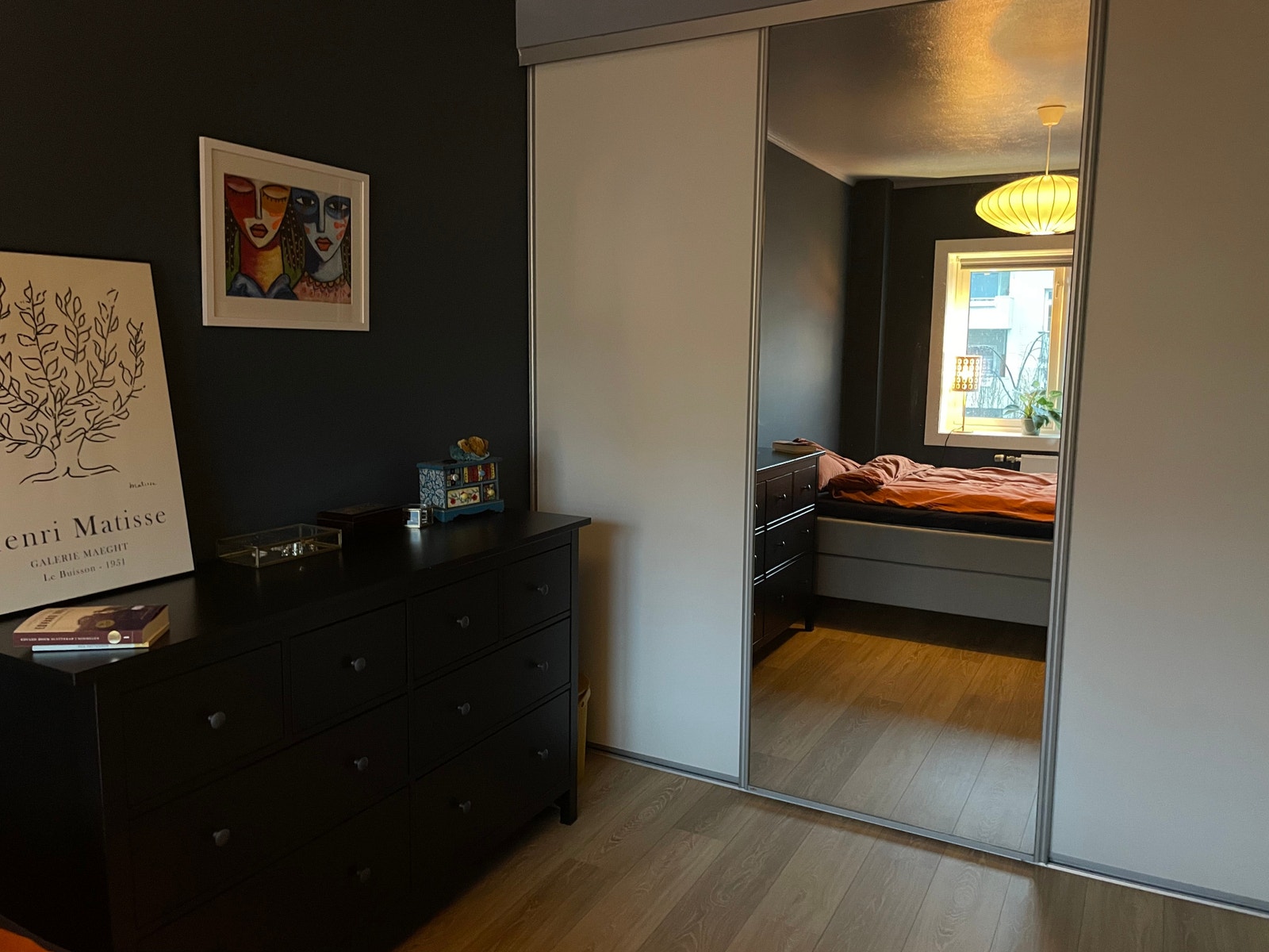 Stort garderobeskap fra gulv til tak med god lagringsplass Galleribilde