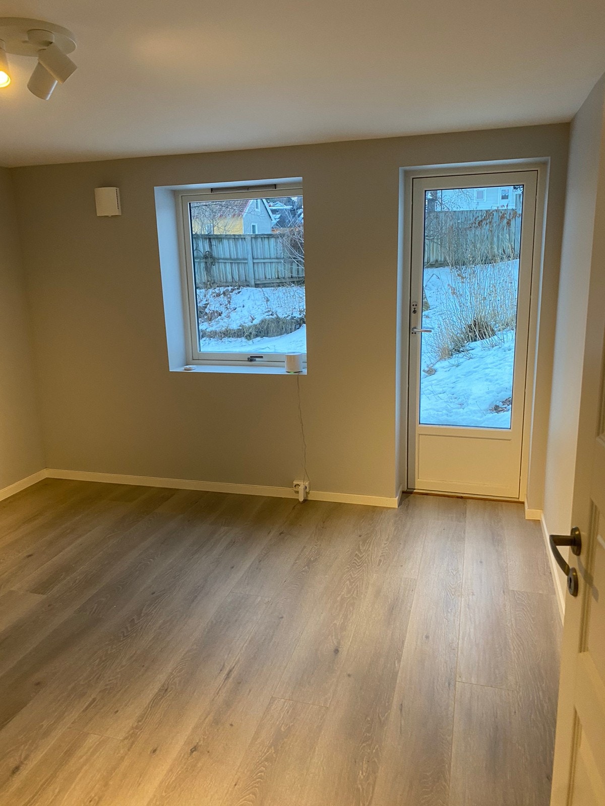 Hovedsoverom med utgang til hage Galleribilde