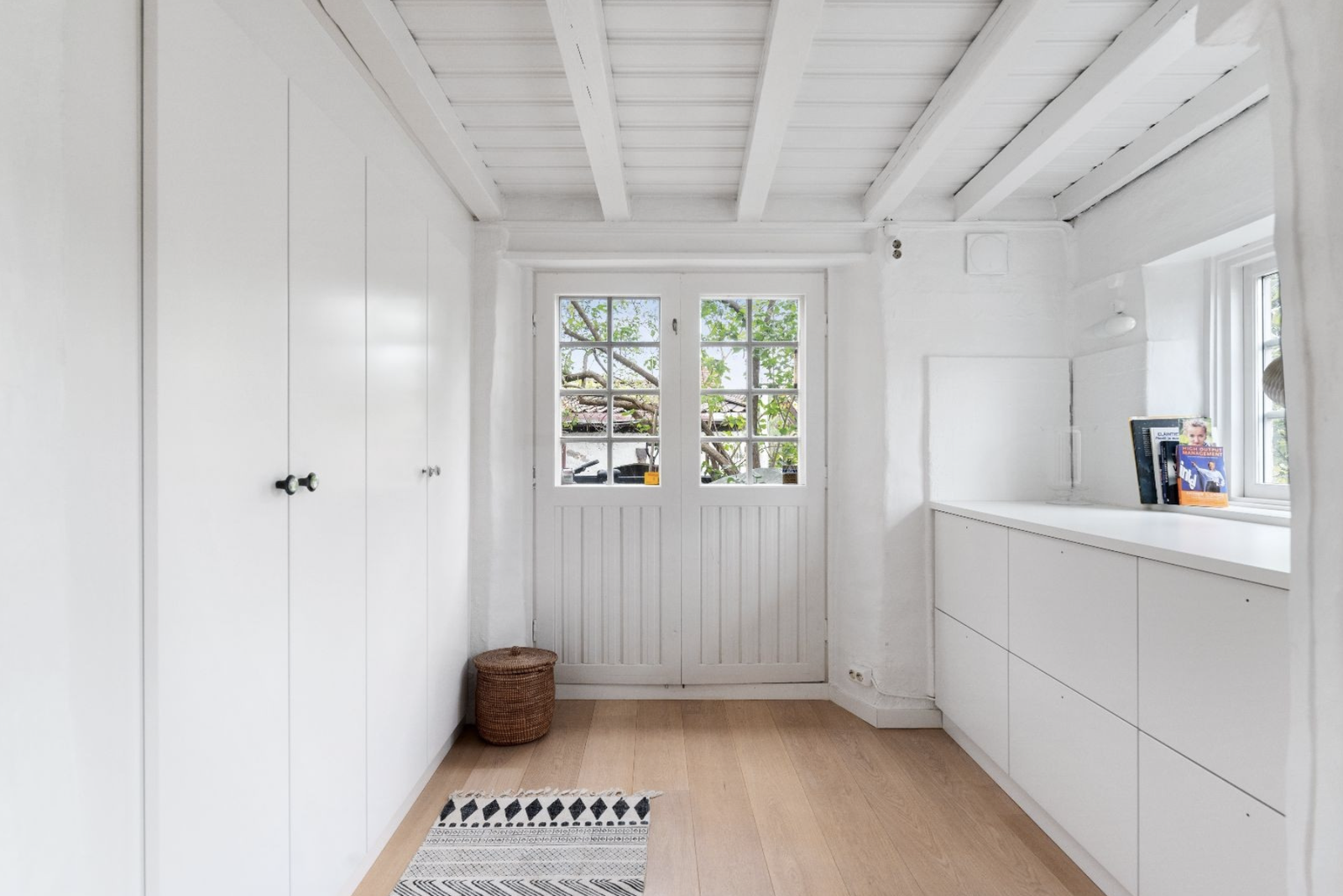 Innbydende og romslig entre/hall med plassbygde garderobeløsninger som sikrer rikelig med oppbevaring Galleribilde