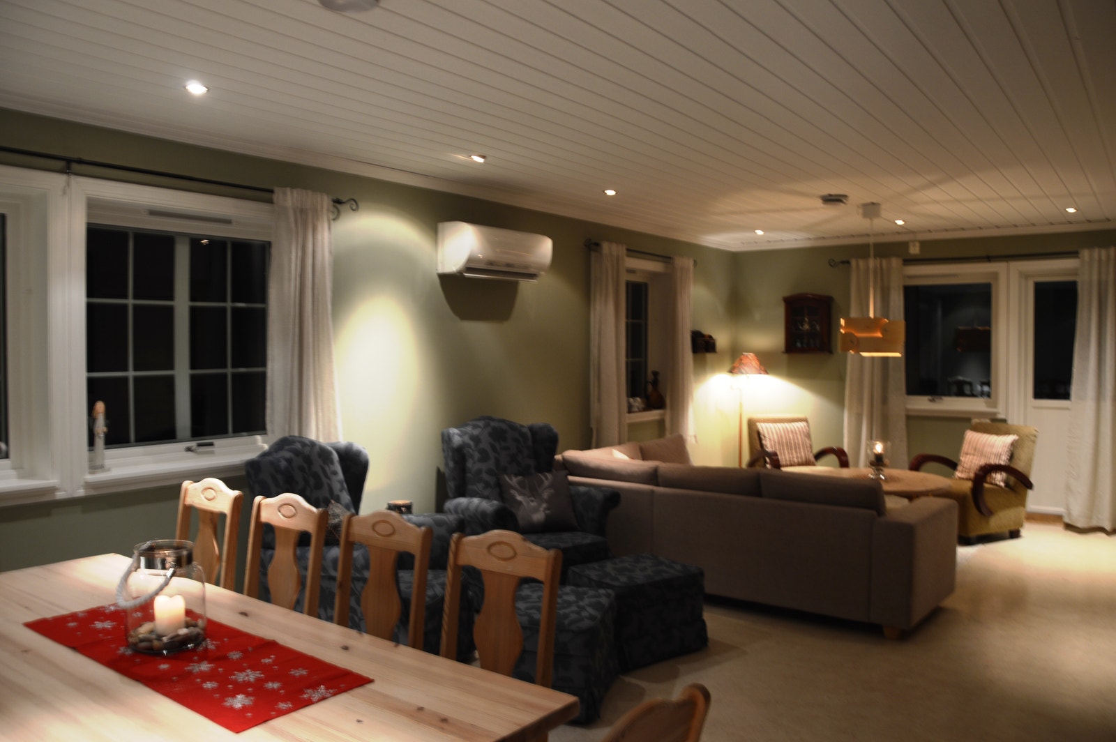 Spisestue og stue:
Ørelappstuer og sofa med stoler Galleribilde