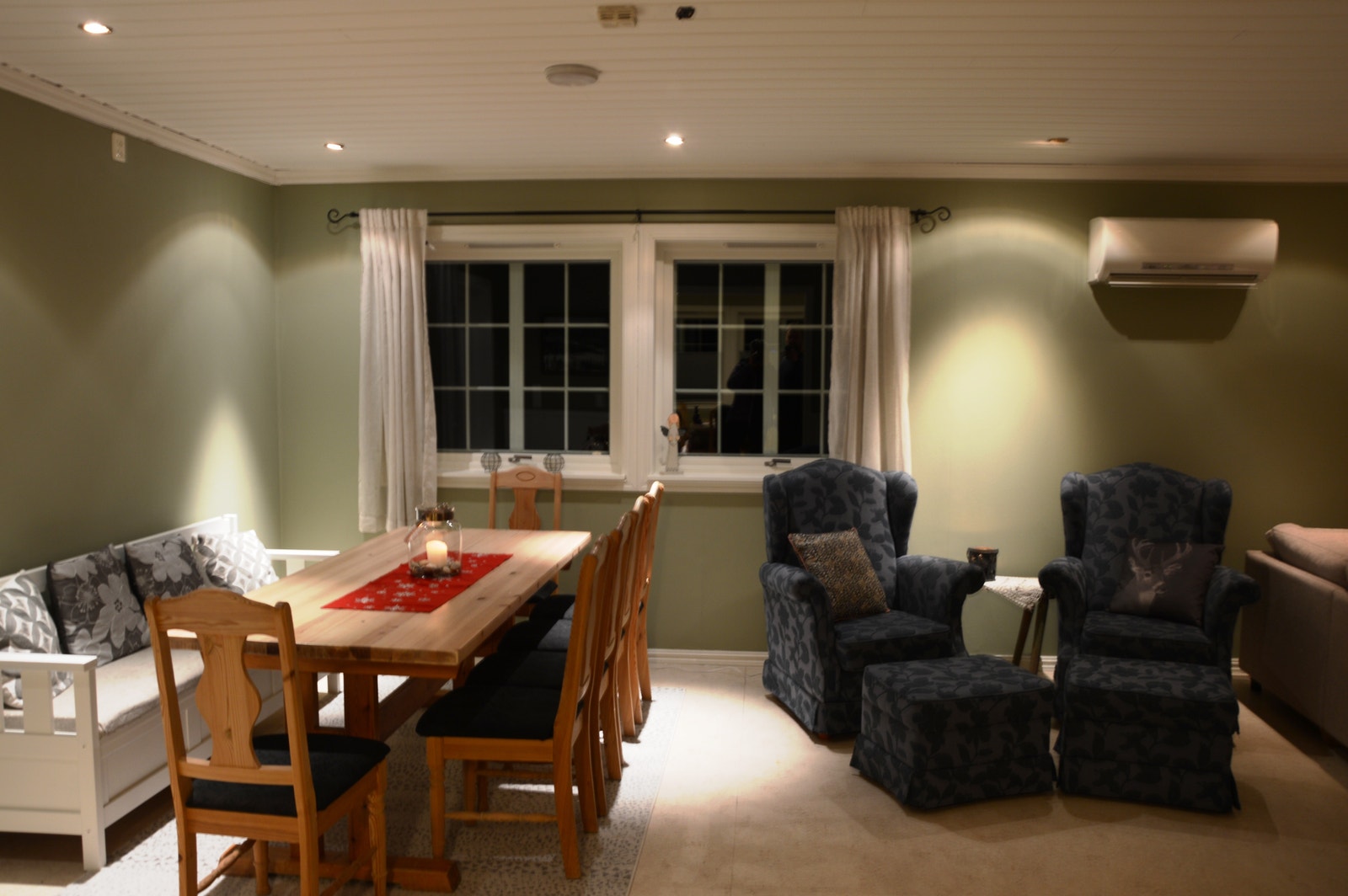 Spisestue med 10 stoler Galleribilde