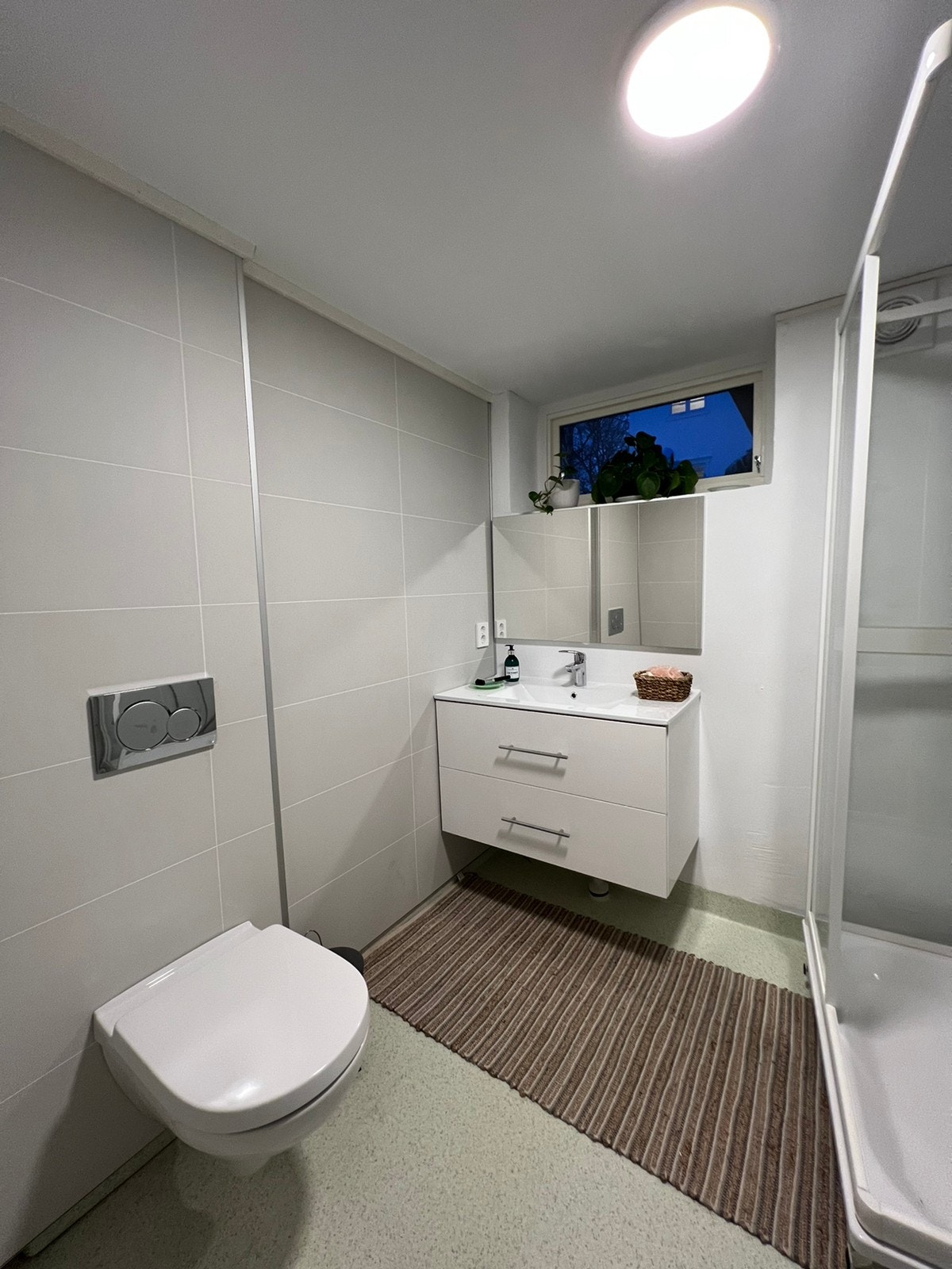 Baderom med dusj og vaskemaskin Galleribilde