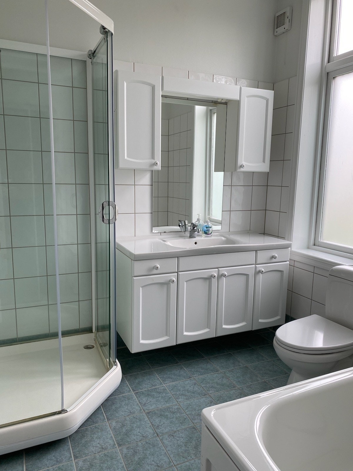 Bad m/dusjkabinett og badekar Galleribilde