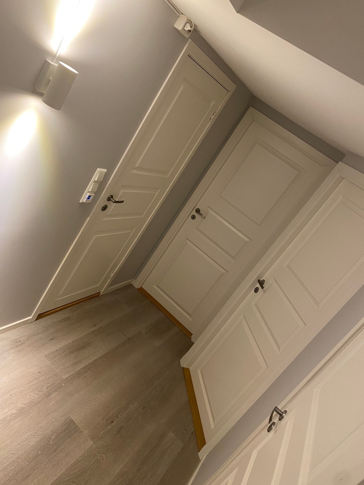 Gang utenfor bad, to soverom og bod Galleribilde