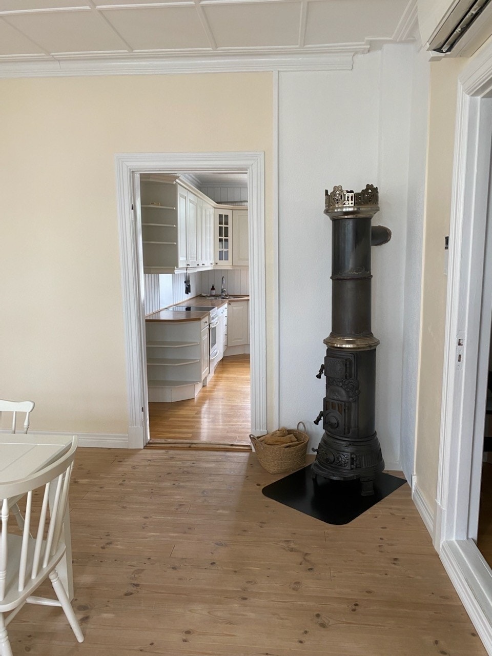 Vedovn i spisestue. leiligheten har 3 ildsteder Galleribilde