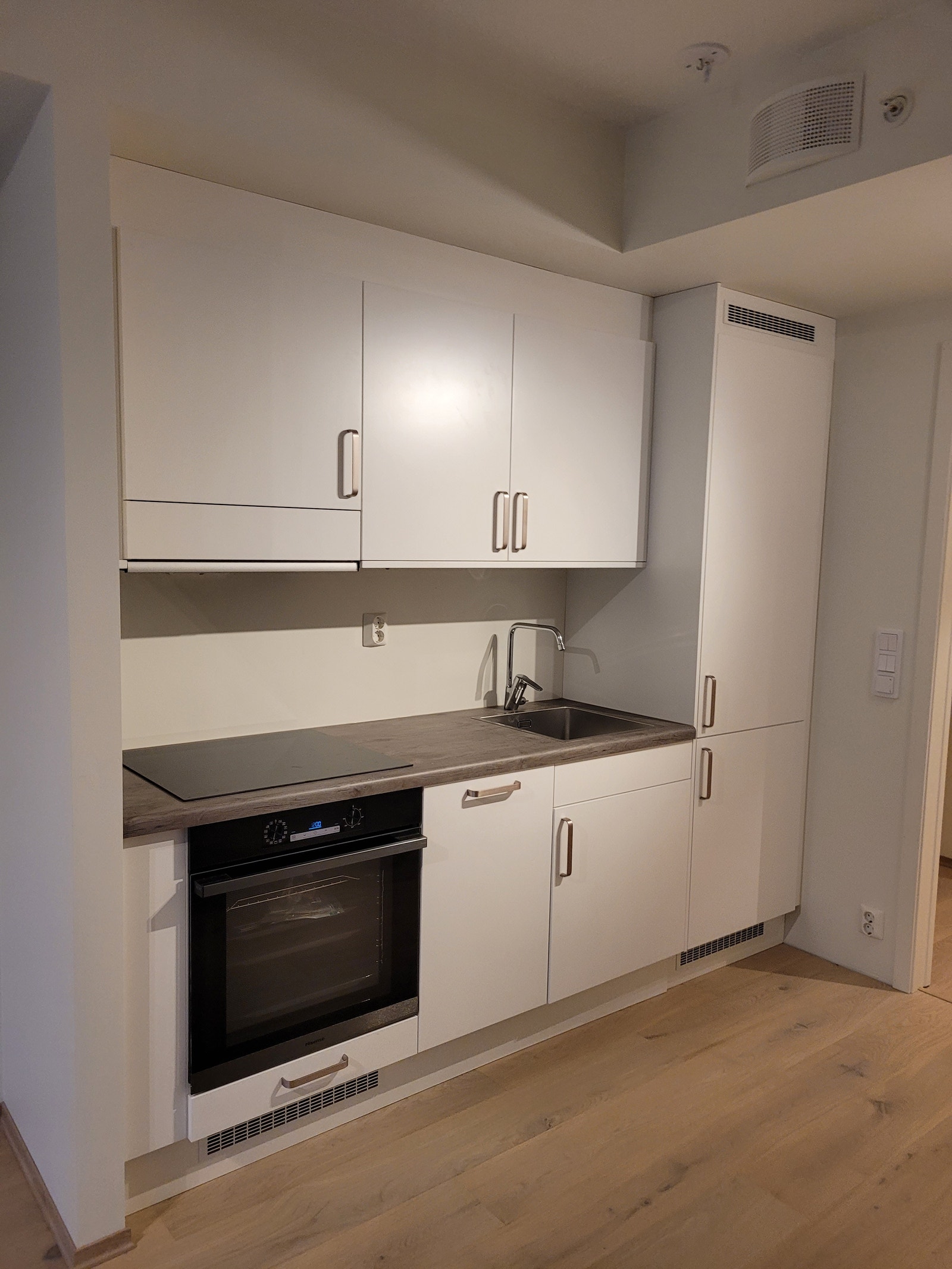 Soverommet har to dører til stue Galleribilde