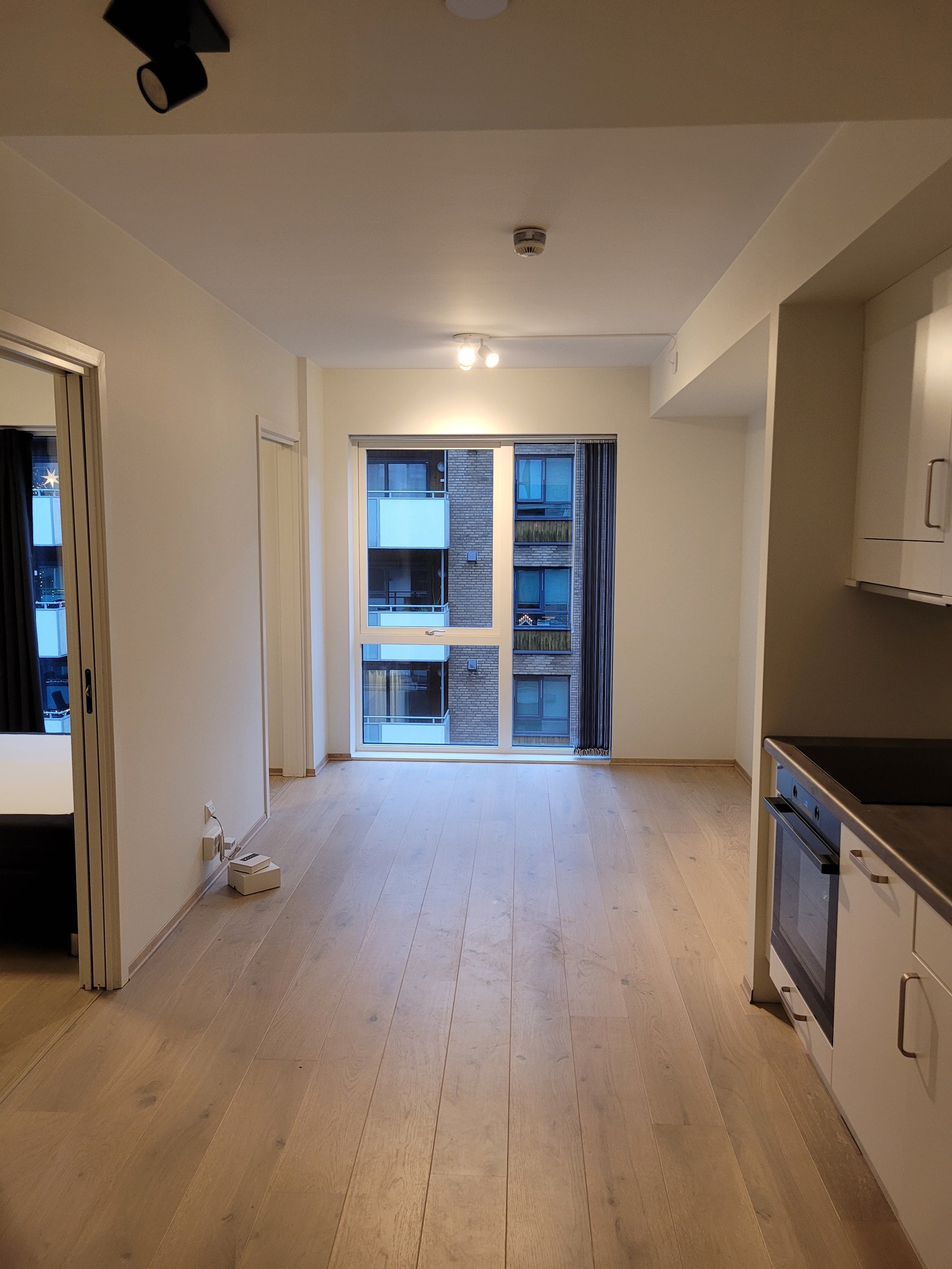 Åpen stue- kjøkkenløsning med parkett. Galleribilde