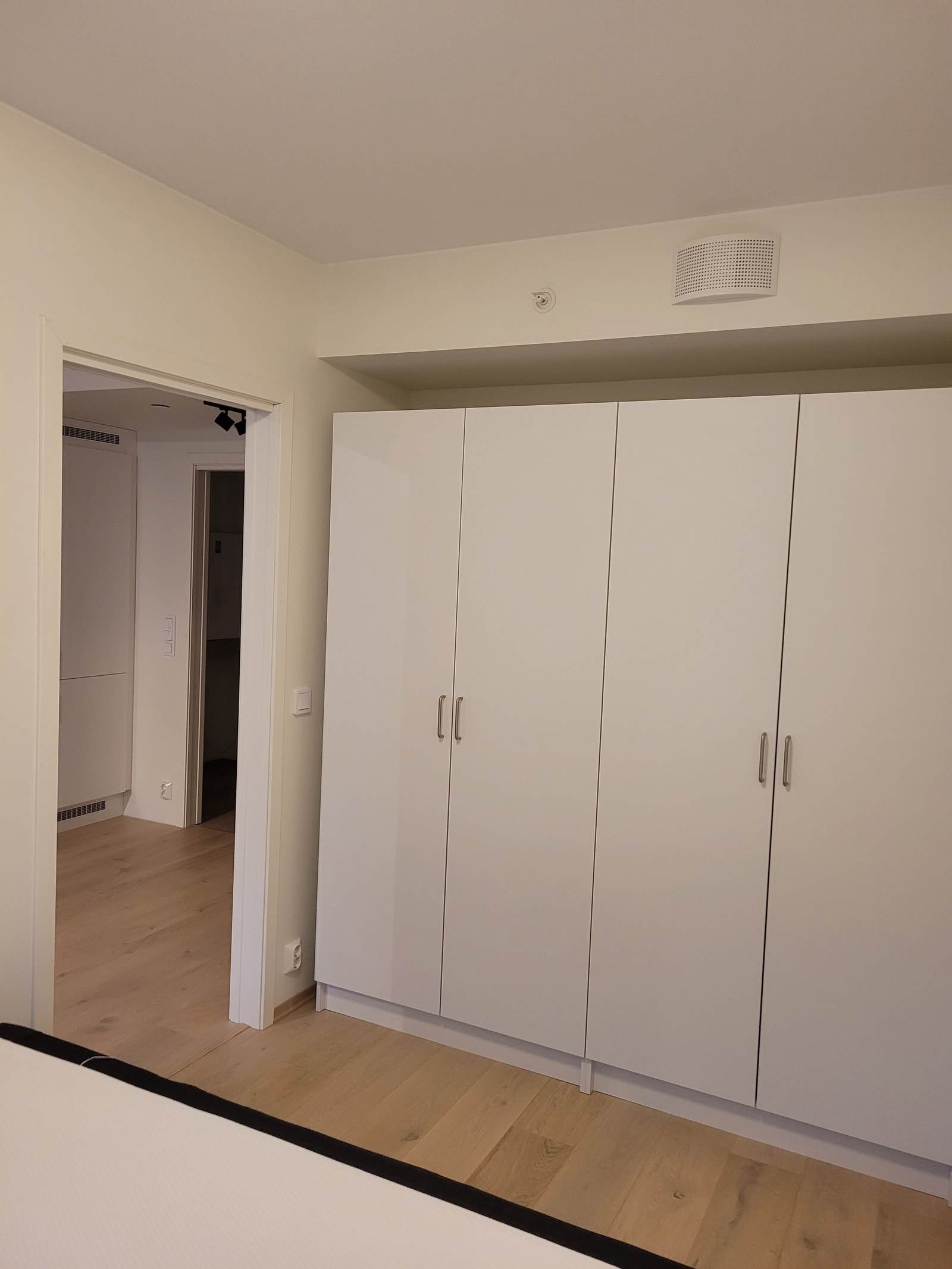 Bad med vegghengt toalett og dusjhjørne Galleribilde