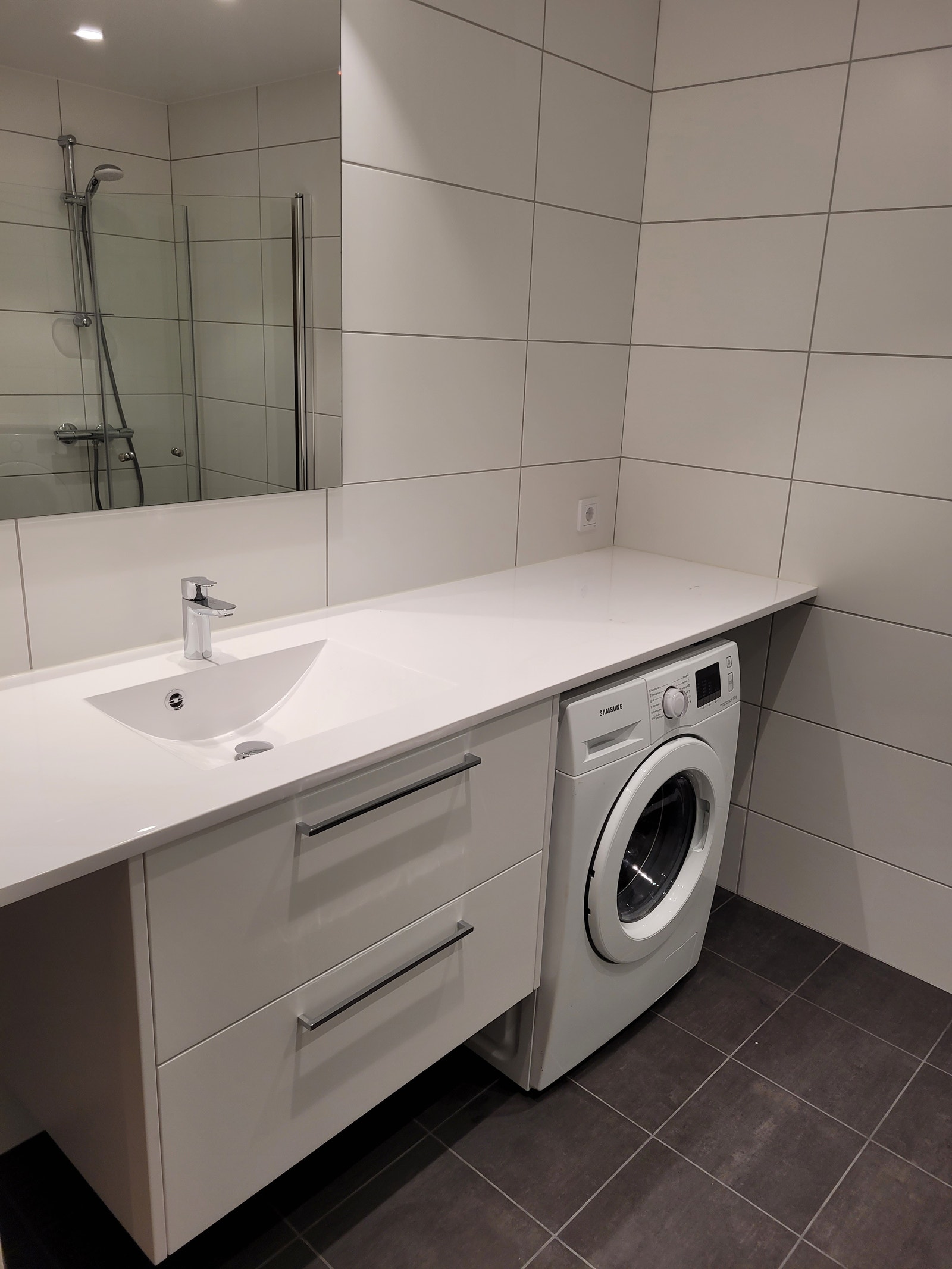 Kjøkken med integrert kjøleskap og frys Galleribilde