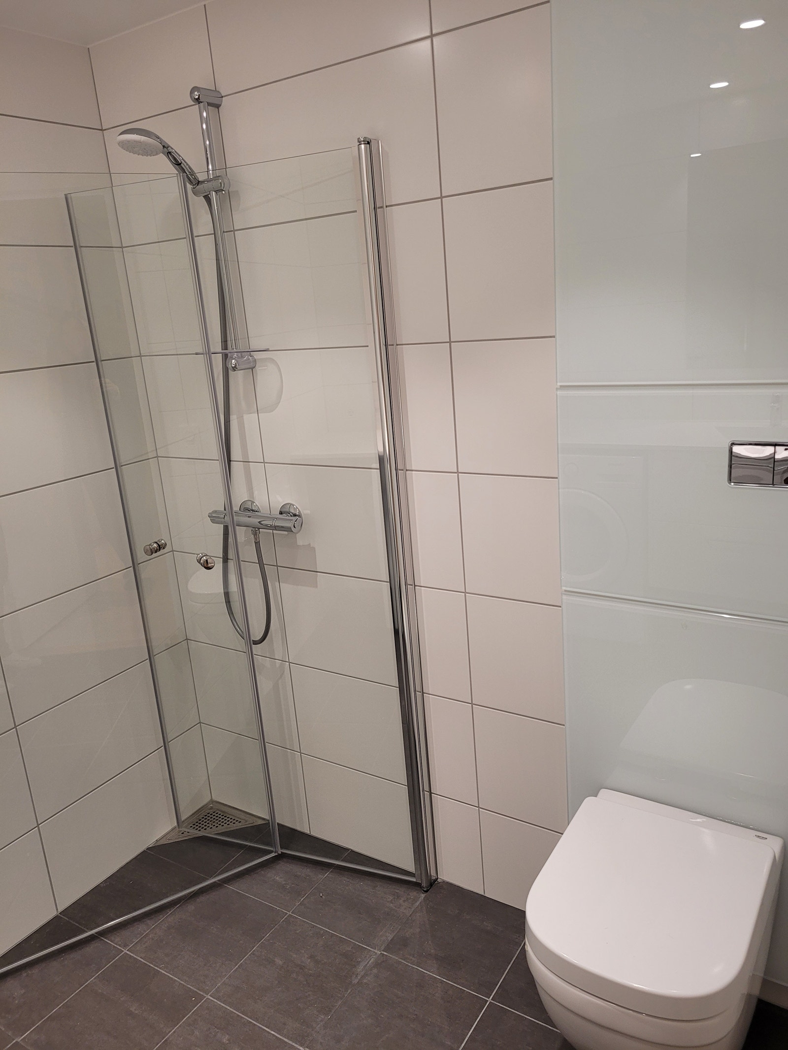 Dusjhjørne og vegghengt toalett Galleribilde