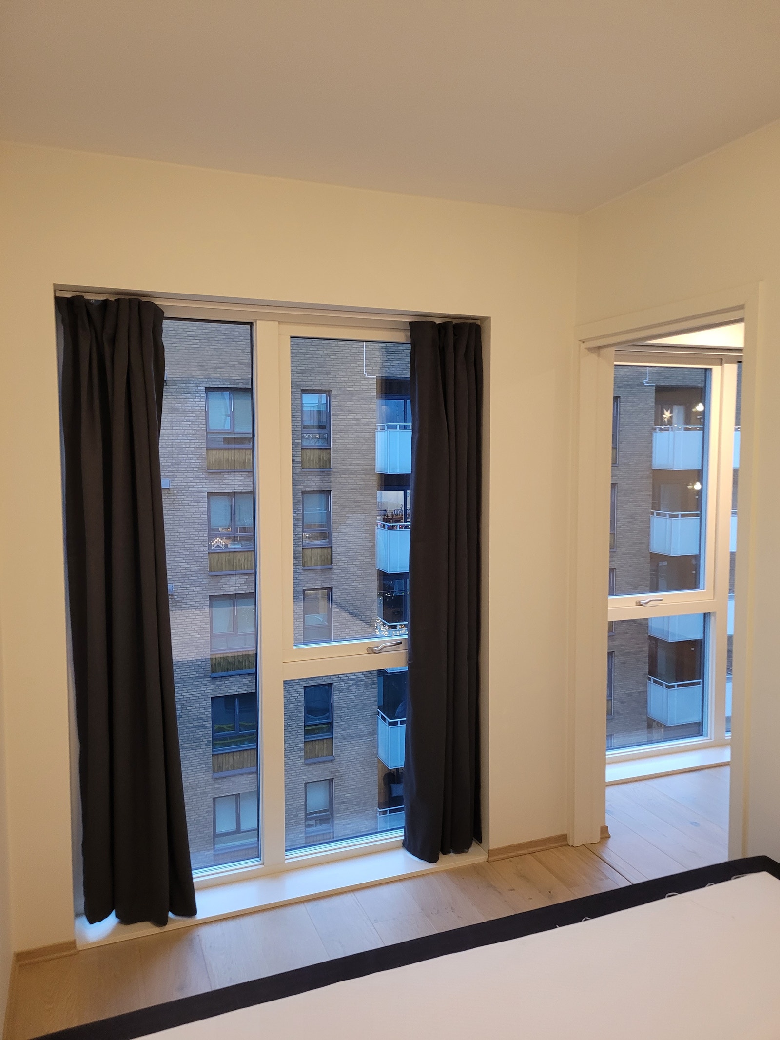 Bad med lang benkeplate og vaskemaskin Galleribilde