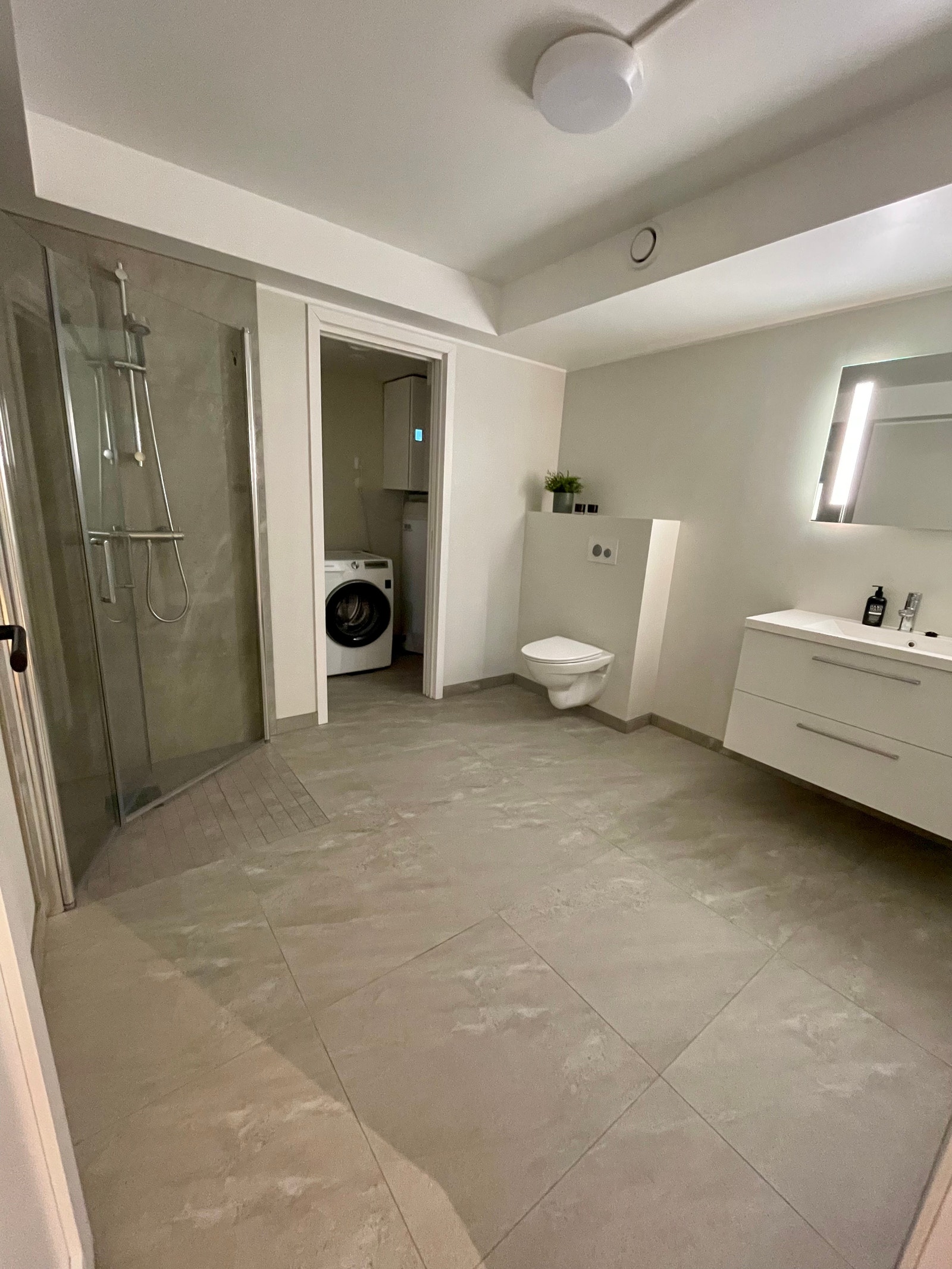 Bad. Skyvedør inn til lite vaskerom/teknisk rom Galleribilde