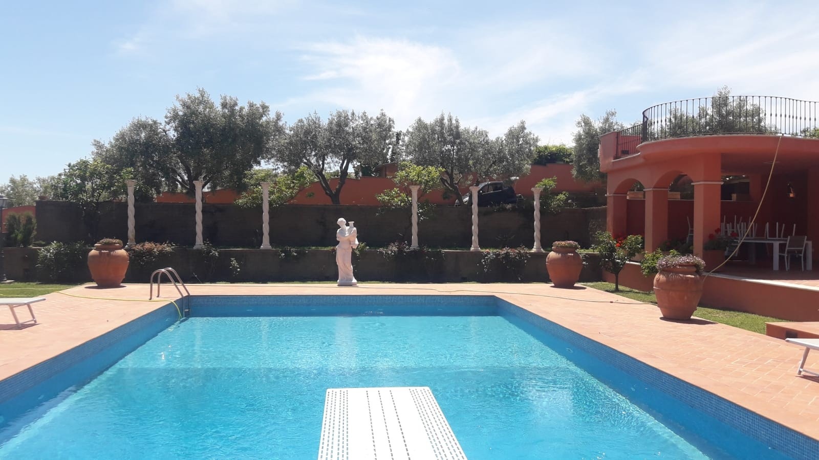 Stort svømmebasseng med stupebrett Galleribilde