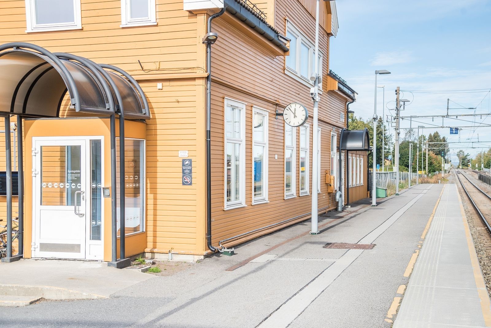 Togtur til Hamar på 8 minutter, Oslo lufthavn på 45 minutter og Oslo Sentralstasjon på 70 minutter. Galleribilde