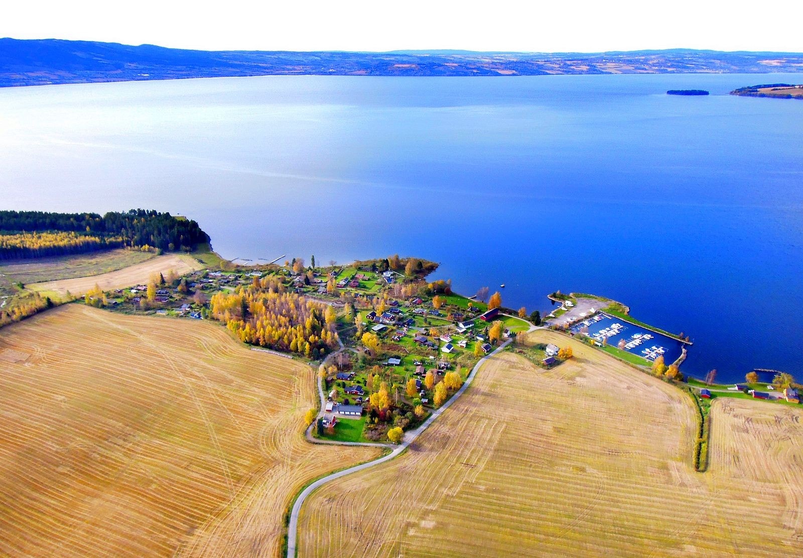Gillundstranda med badeplass og båthavn. Galleribilde