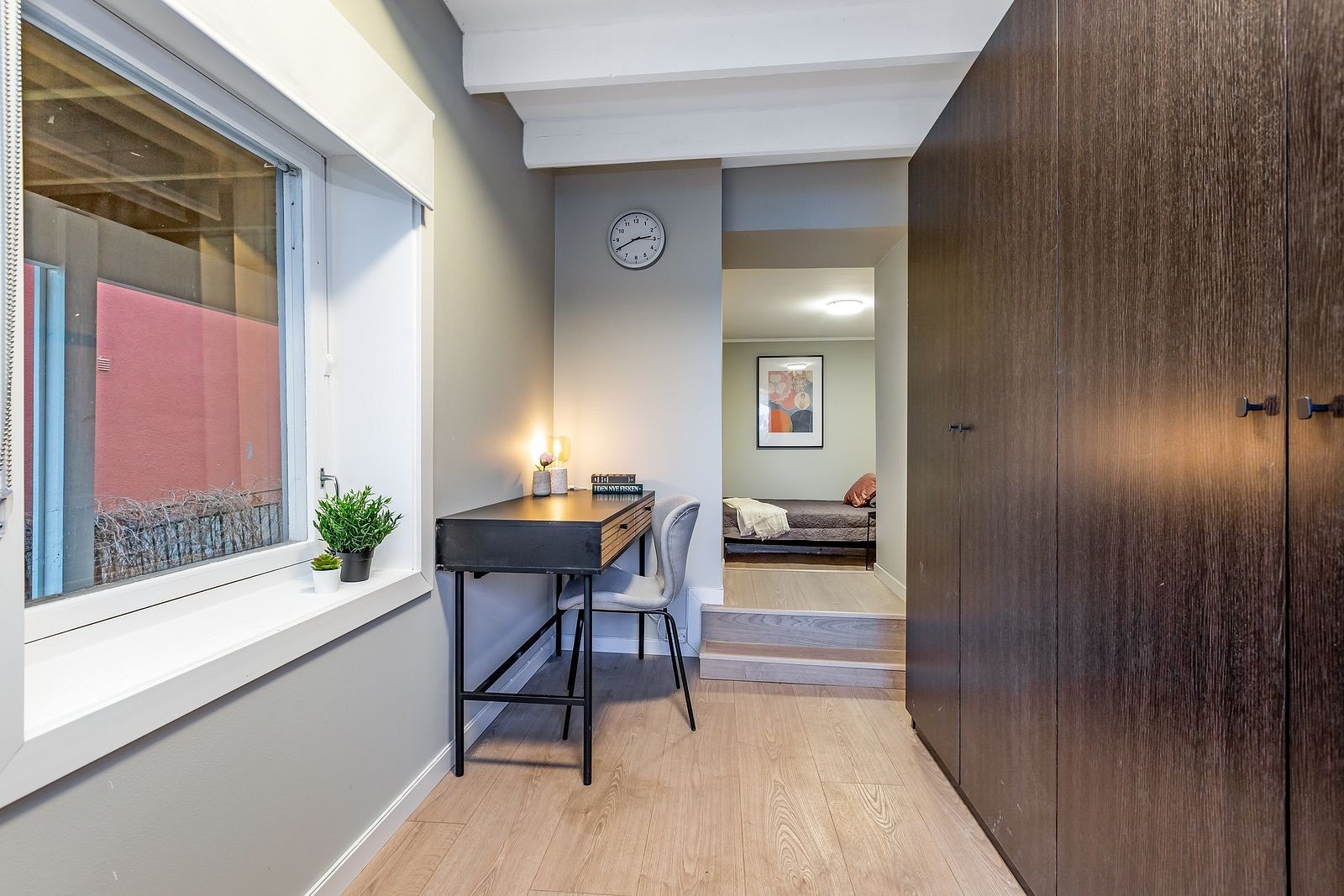 LEDIG Rom 9. 15 kvm
Stort flott rom med egen inngang/kontor/garderobe. Seng, skrivebord og garderobe medfølger. kr. 5900 Galleribilde