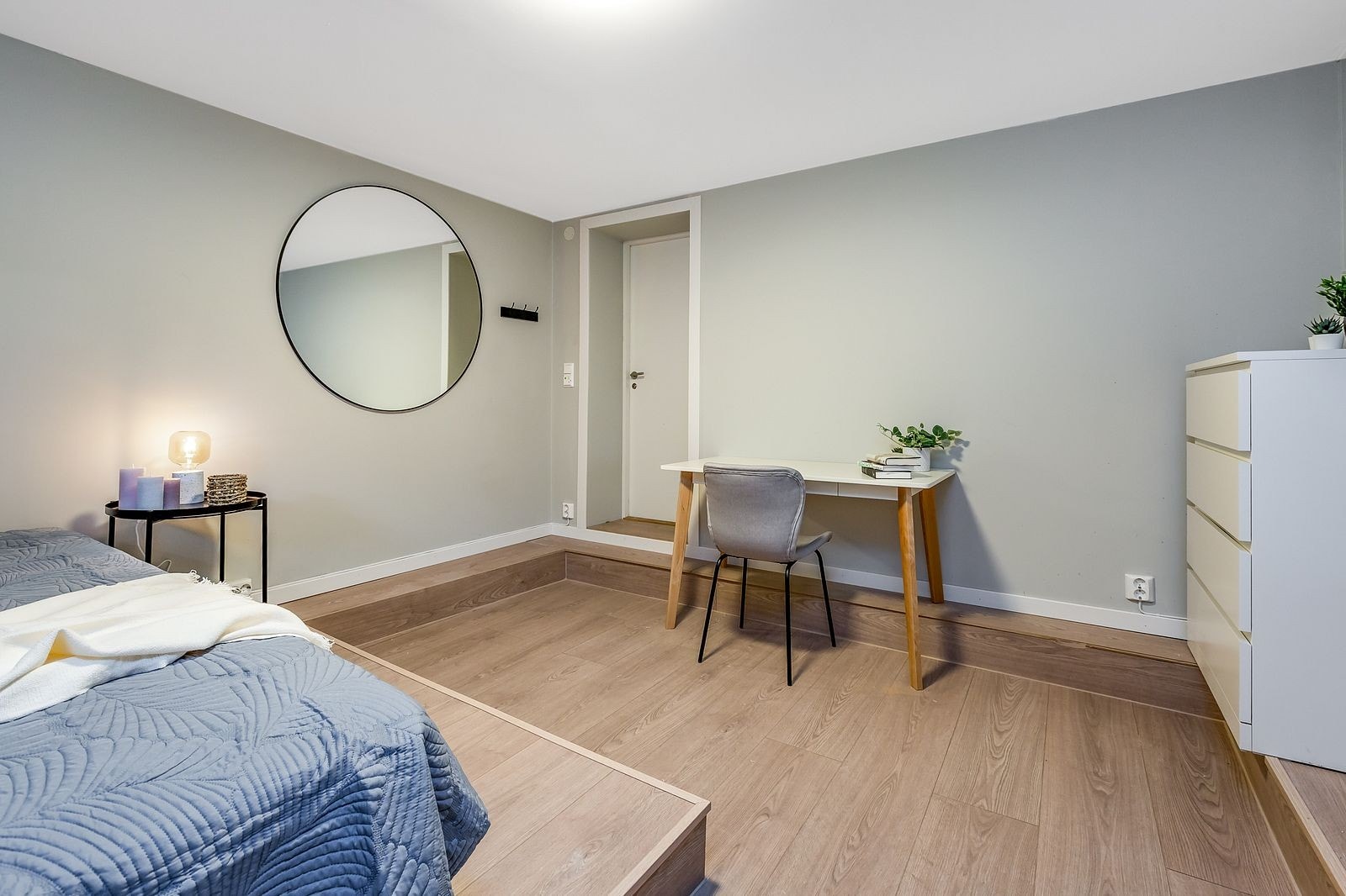 LEDIG Rom 8. 13 kvm.
Seng, skrivepult, stol, garderobe og kommode medfølger.
kr. 5900 Galleribilde