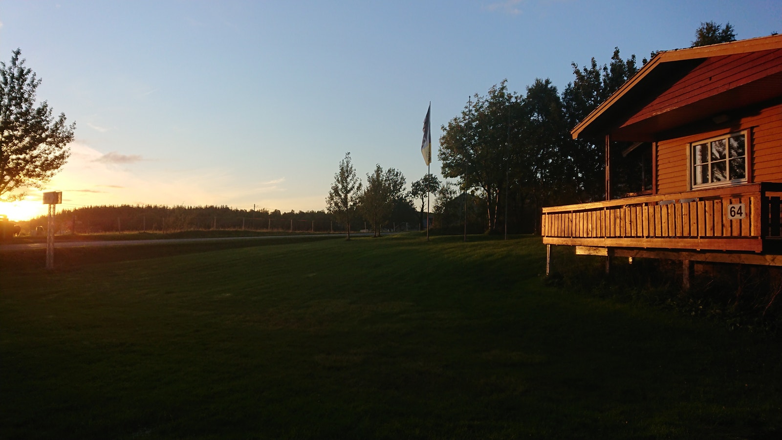 hytte i solnedgang Galleribilde