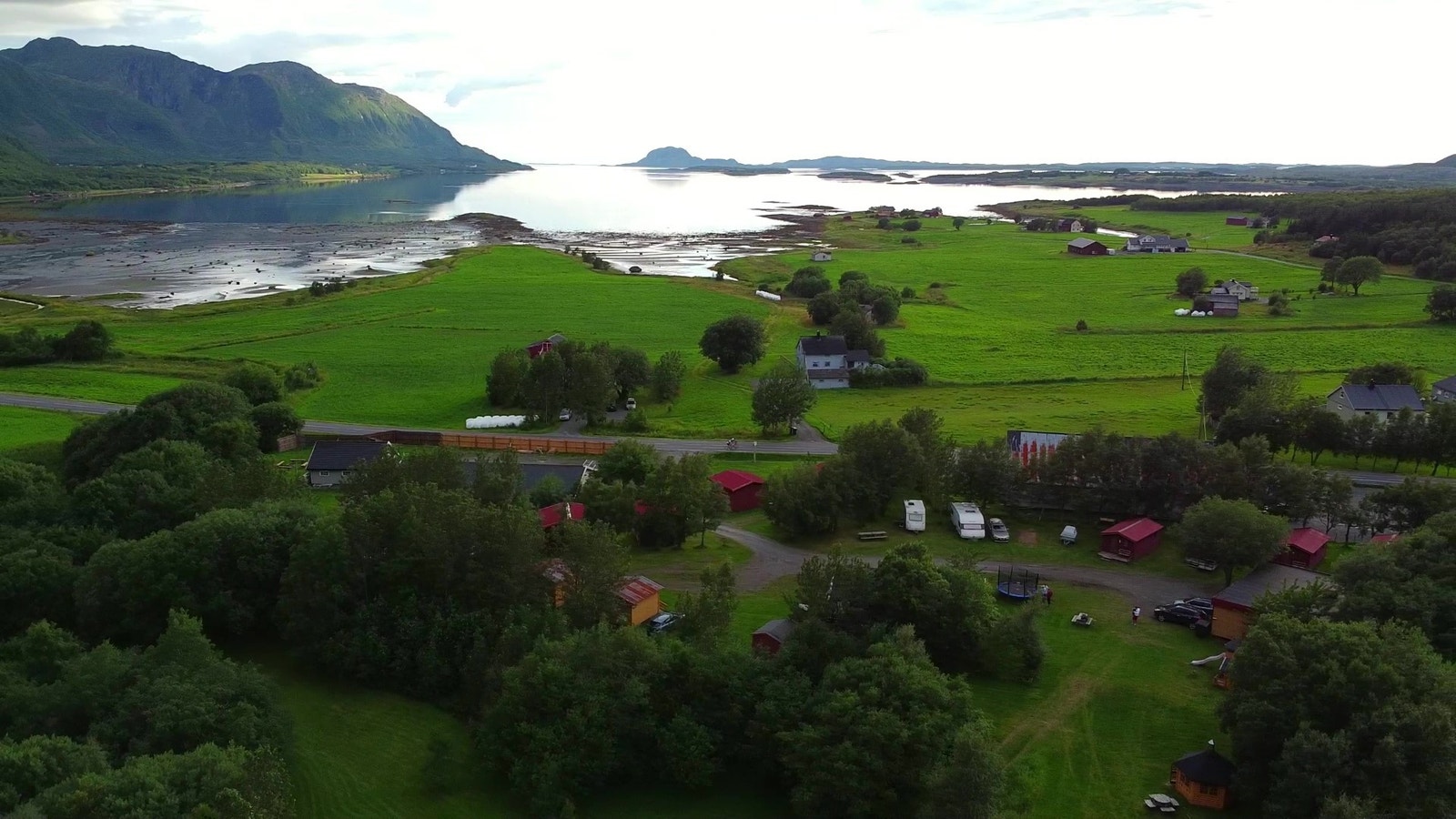 Dronebilde med campingen og Torghatten Galleribilde