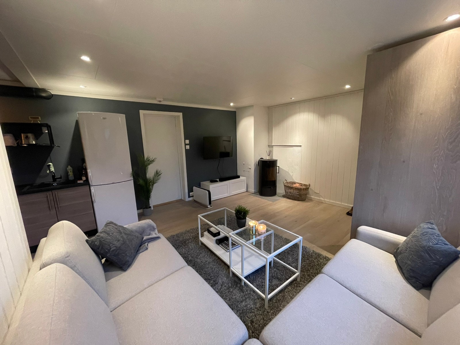 Stue med vedovn Galleribilde