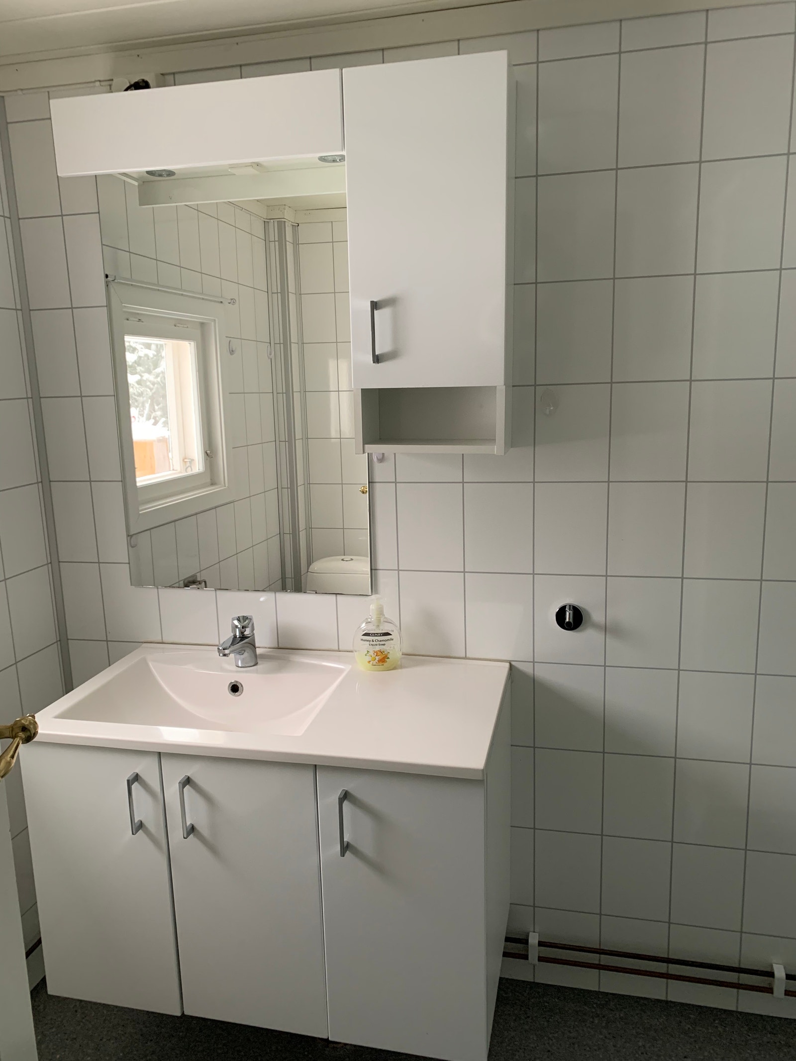 Bad 1 etasje. Dusjkabinett. Opplegg til vaskemaskin. Fra 2015 Galleribilde