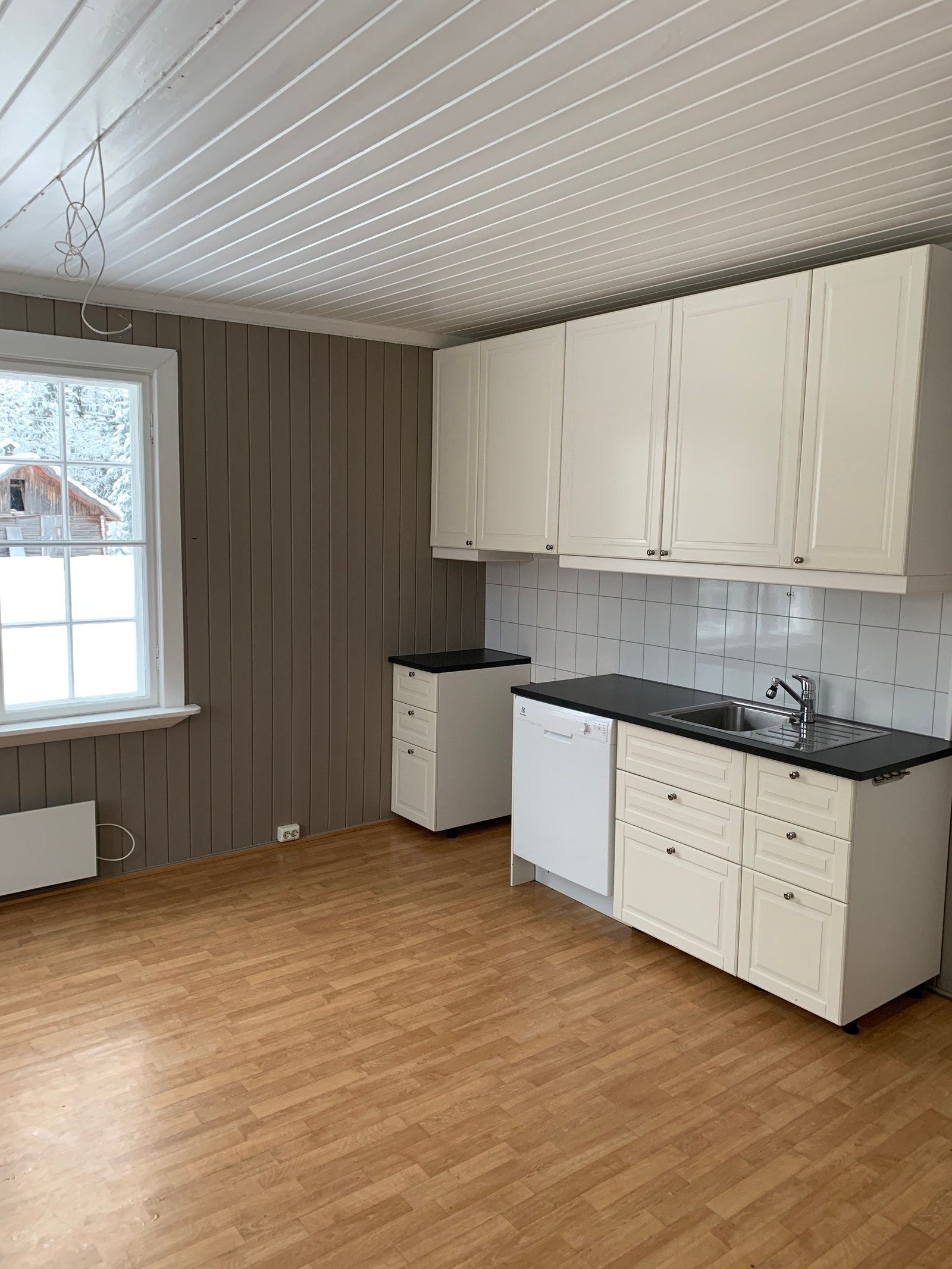 Ikea innredning fra 2015. Nye fronter, nytt gulv og ny oppvaskmaskin 2025 Galleribilde