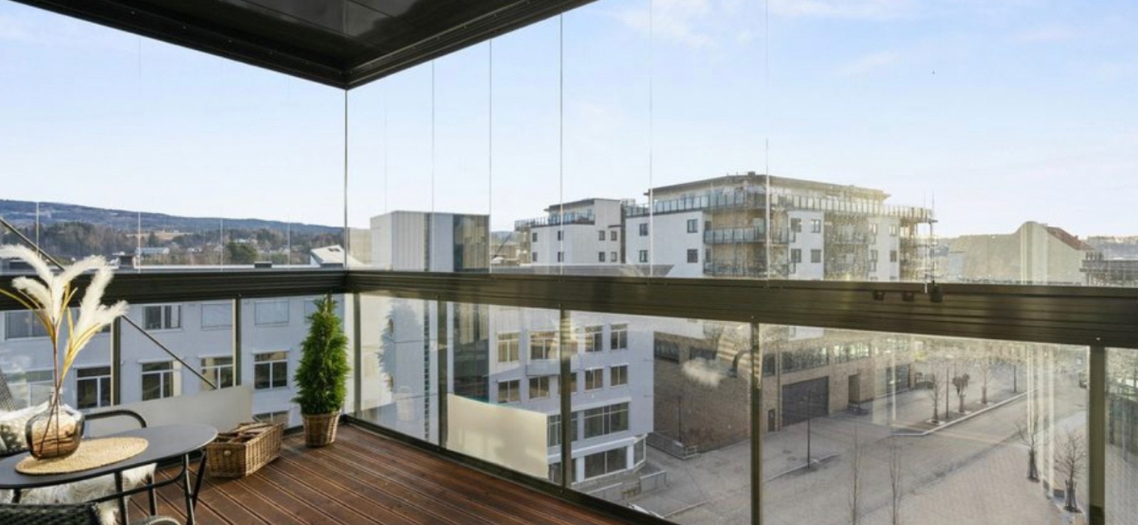 Solrik veranda med nydelig utsikt mot byen Galleribilde
