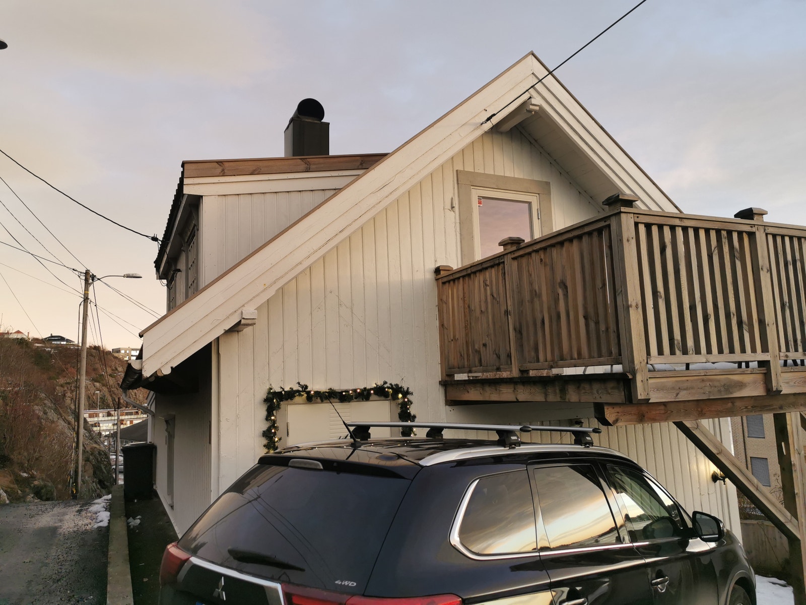 Parkering foran inngangsparti. Liten terrasse, med panoramautsikt til både Tromøysund og Galtesund Galleribilde