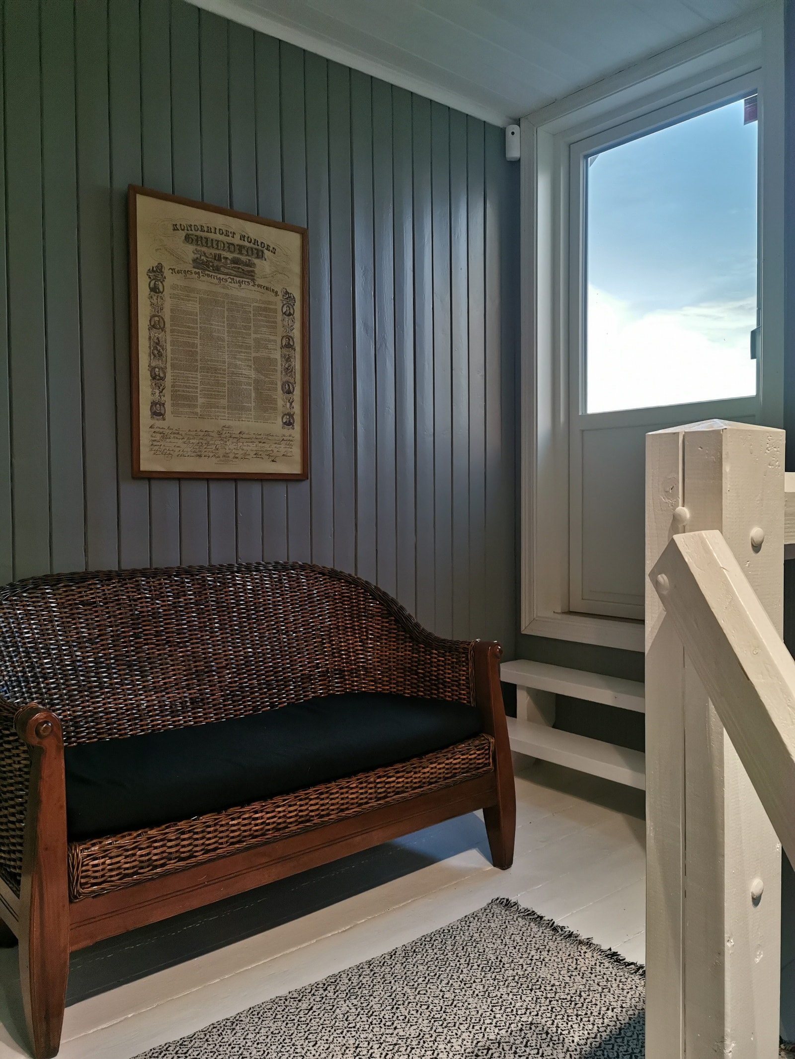 Lite loftsrom med sittegruppe og utgang til terrasse Galleribilde