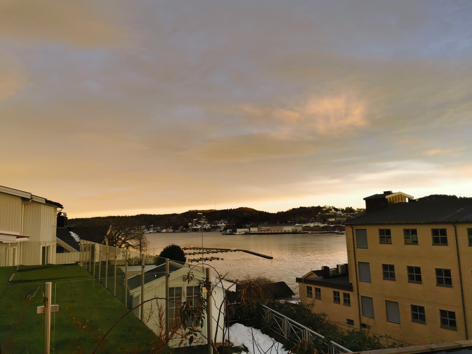 Utsikt fra terrasse, mot Tromøysund Galleribilde