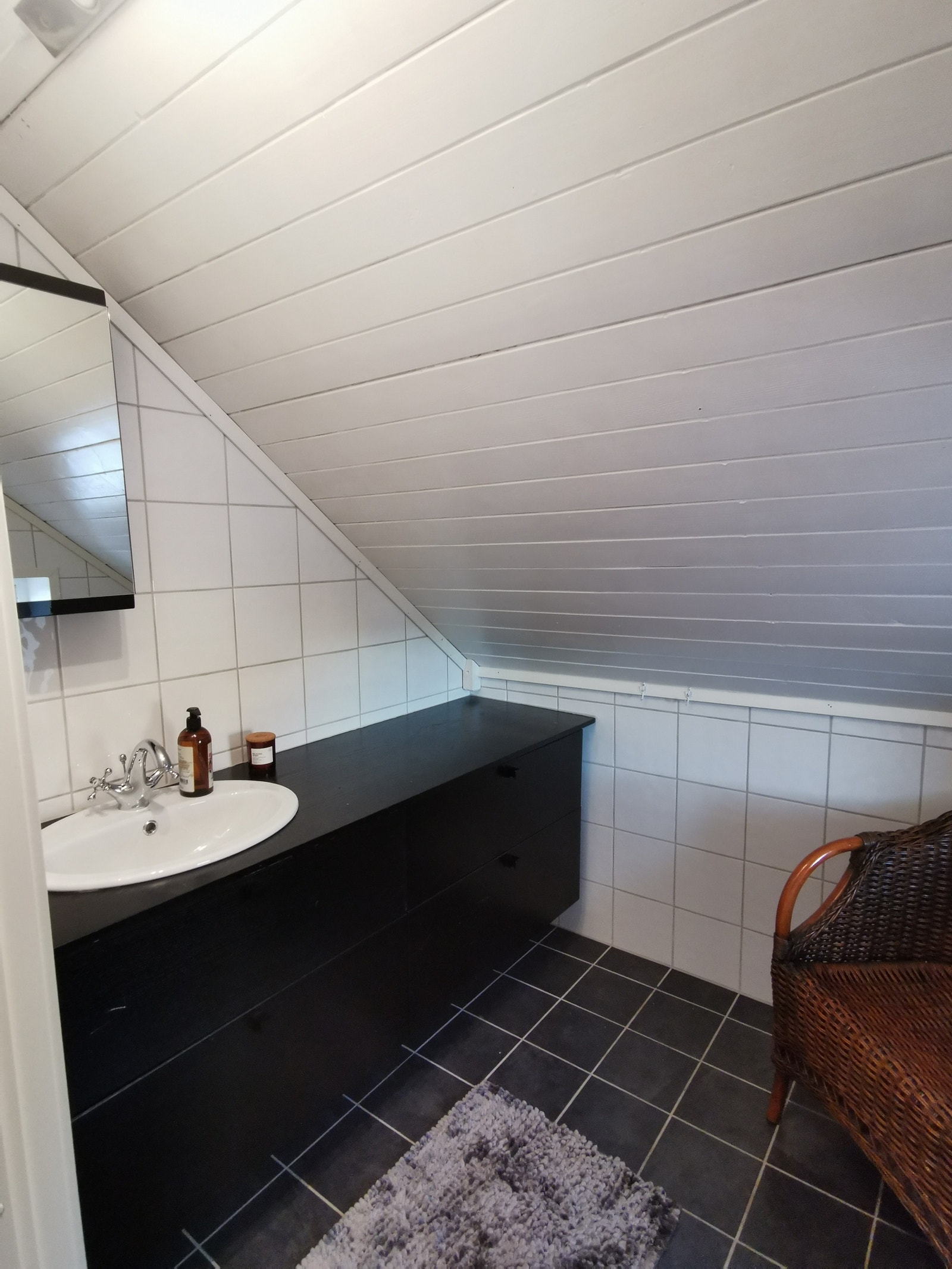 Enkelt koselig bad, med toalett og servant Galleribilde