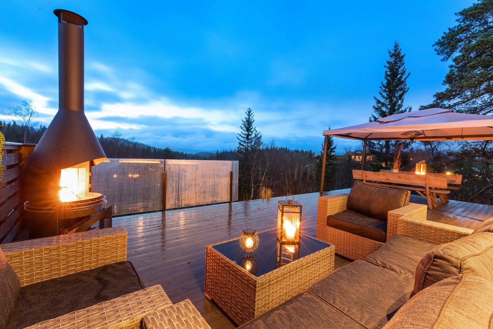 Uteområde med flyttbar utepeis og sittegruppe Galleribilde