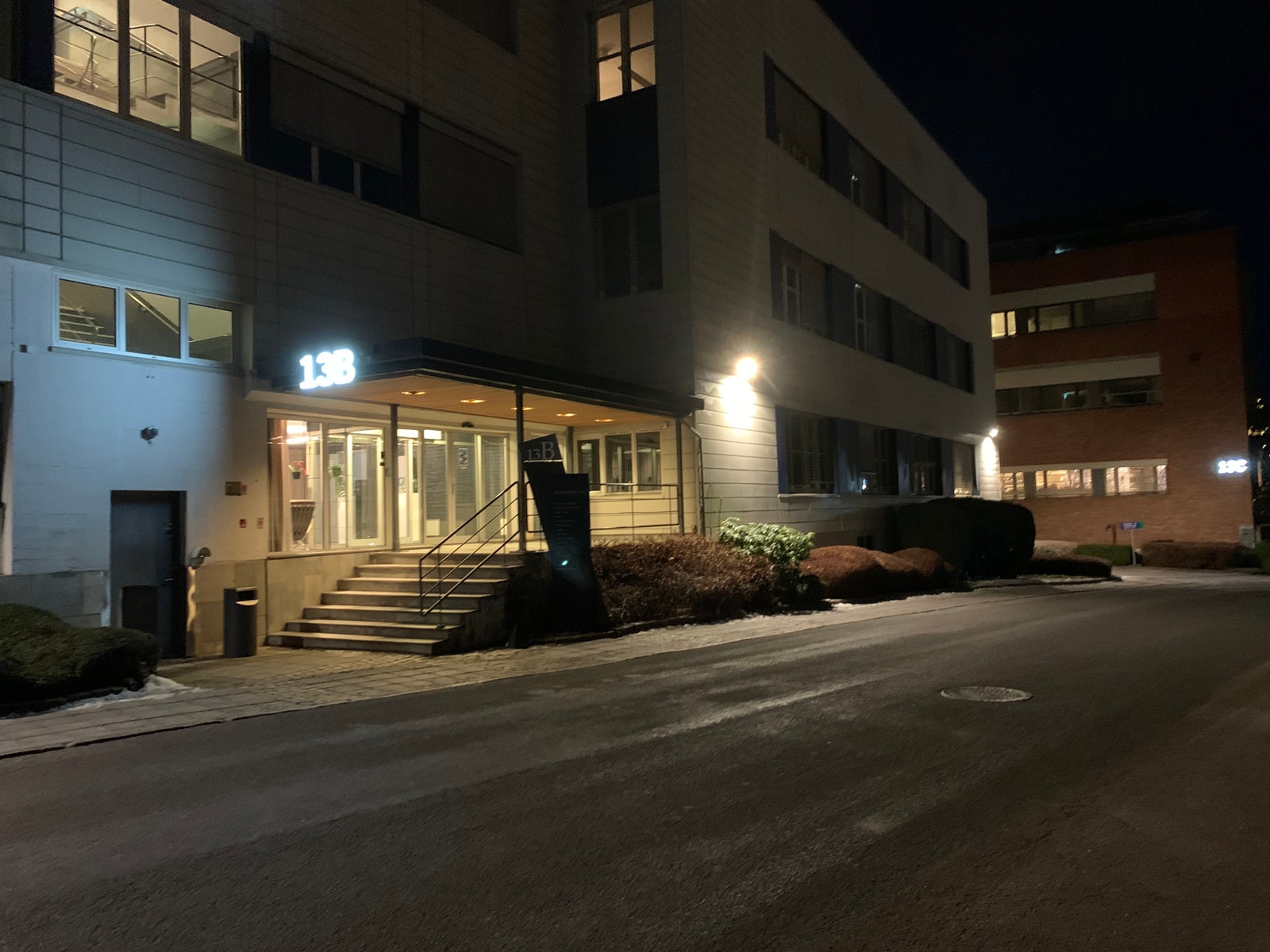 Fasade med hovedinngang Galleribilde