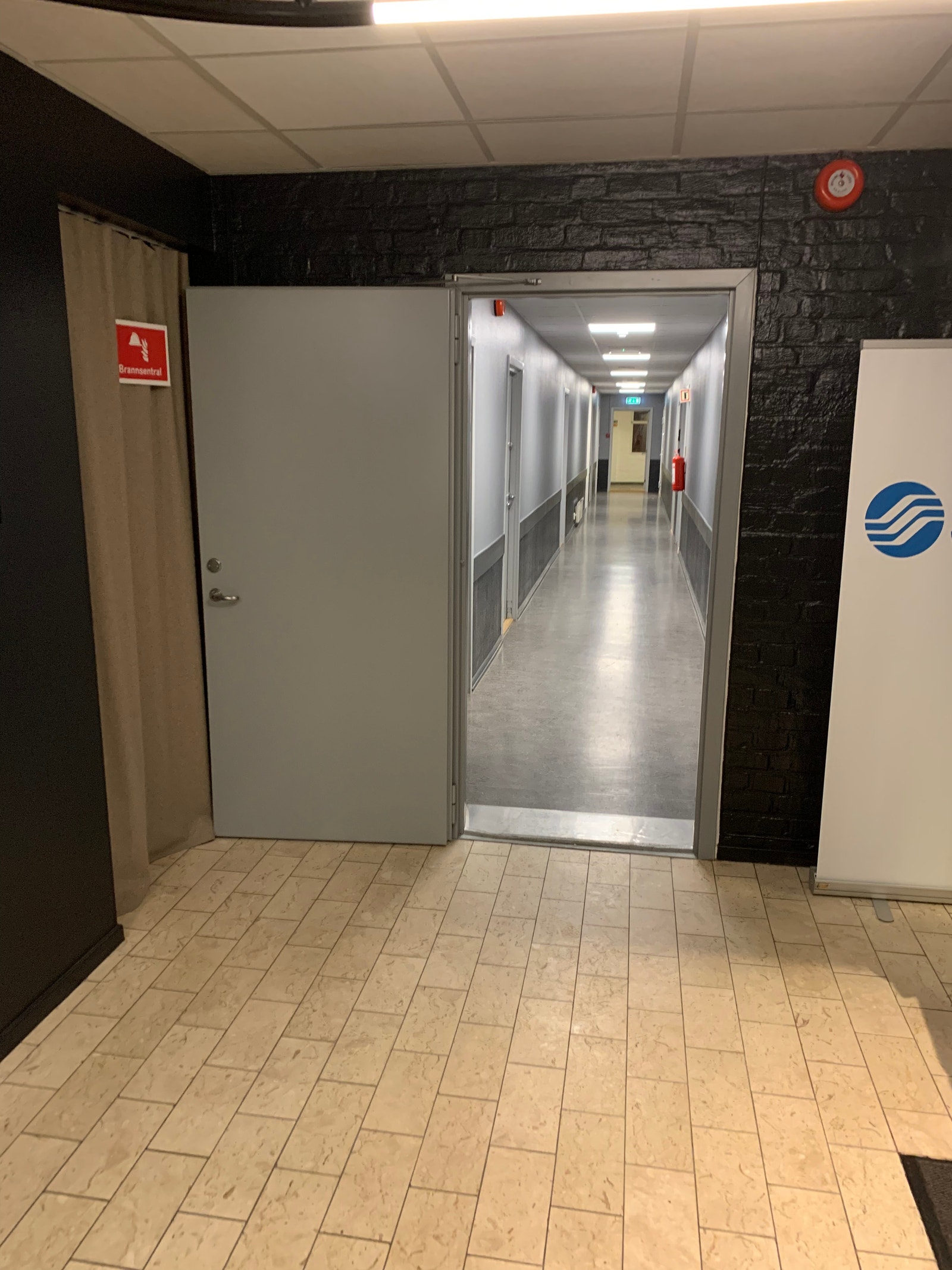 Hovedinngang med gang Galleribilde