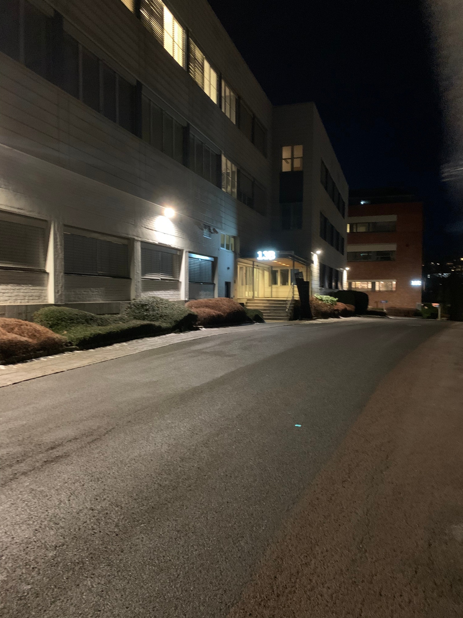 Fasade med hovedinngang Galleribilde