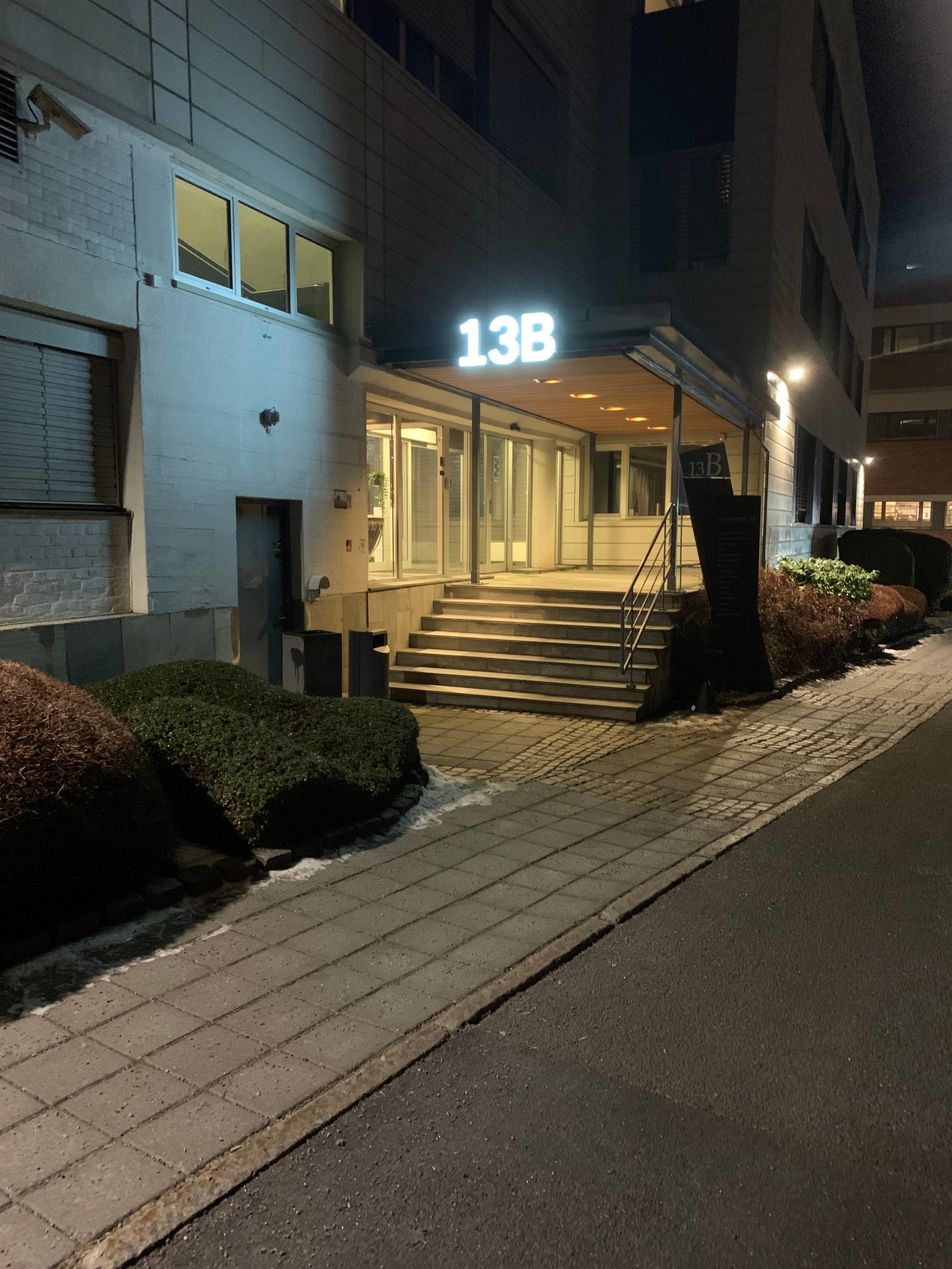 Fasade med hovedinngang Galleribilde