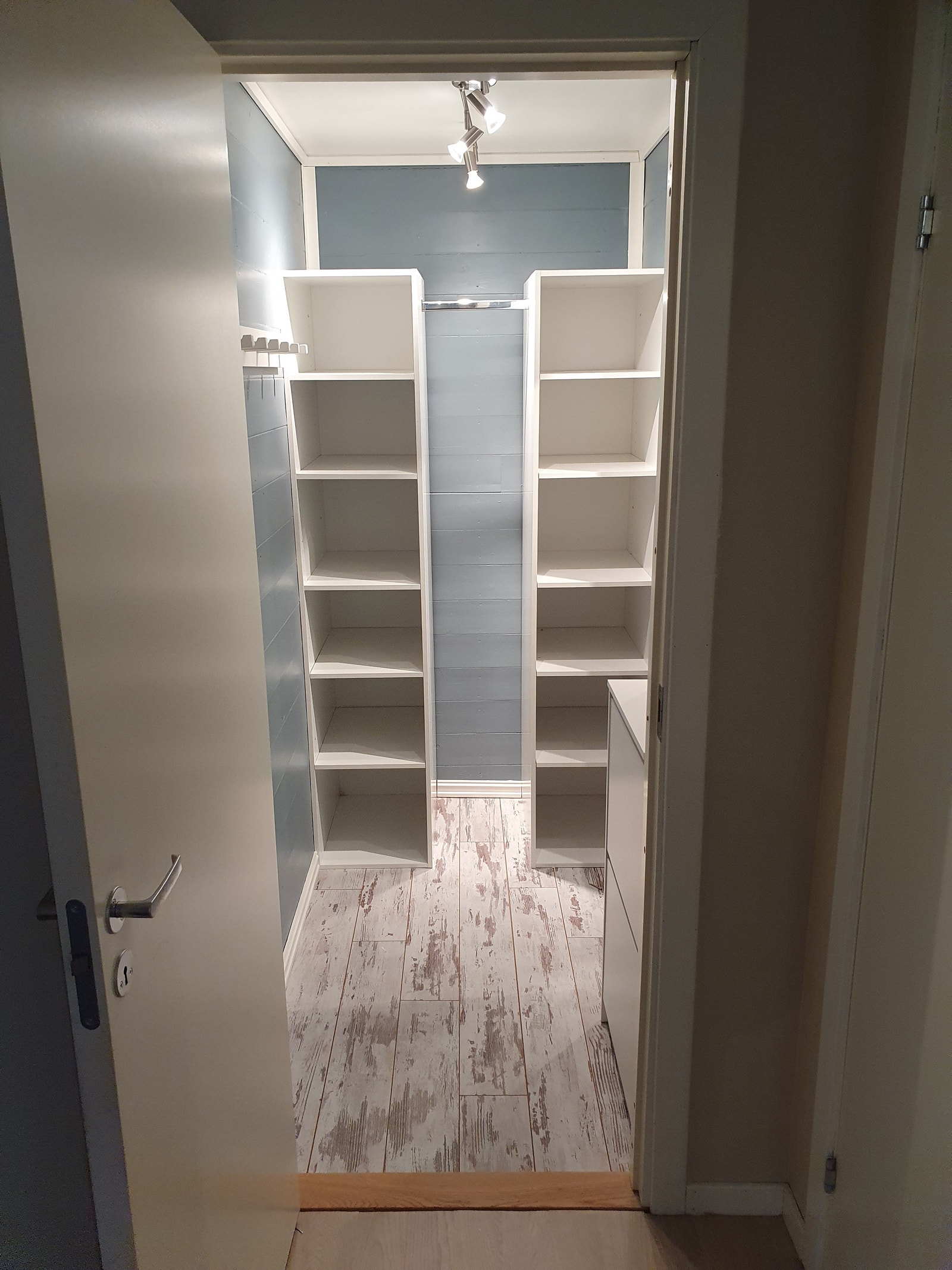 Liten walk-in garderobe utenfor soverommet Galleribilde