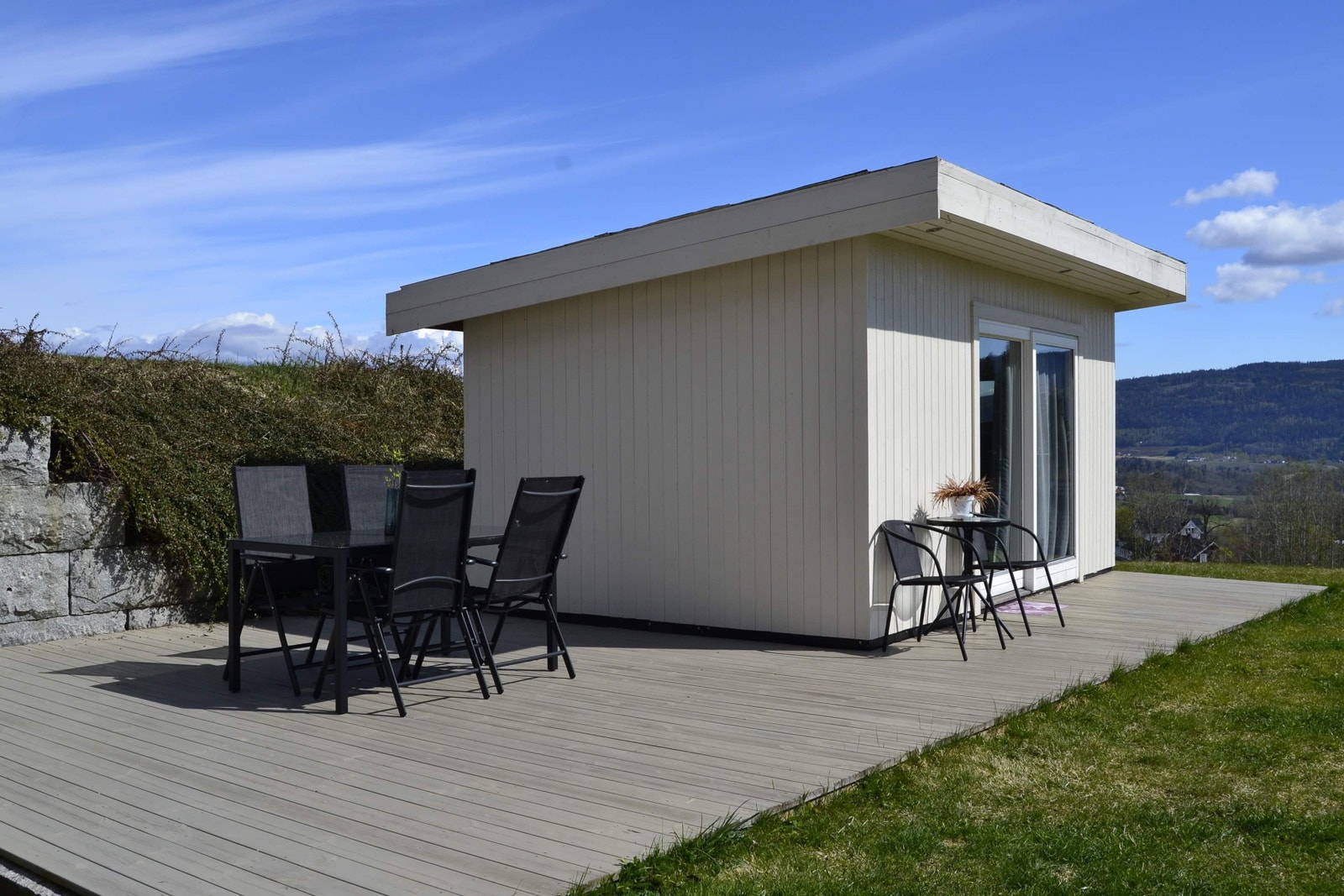 Stor og skjermet uteplass i tilknytning til annekset Galleribilde