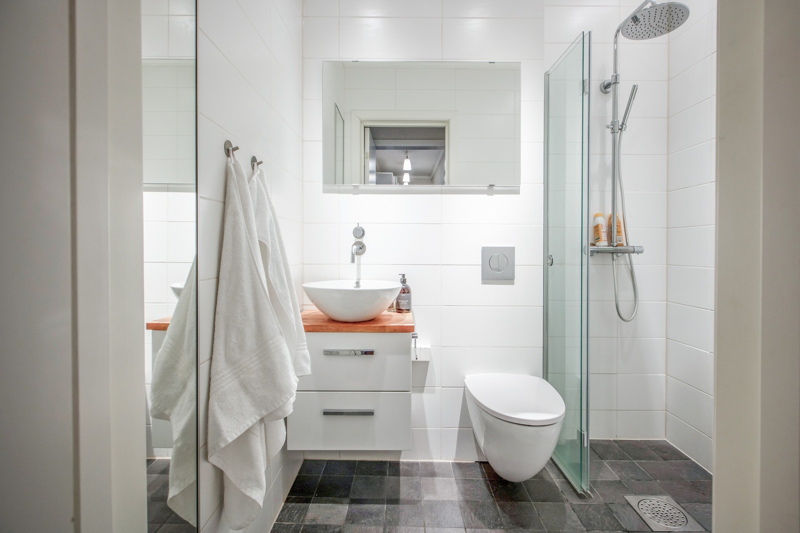 Bathroom with rain shower and washing machine Galleribilde