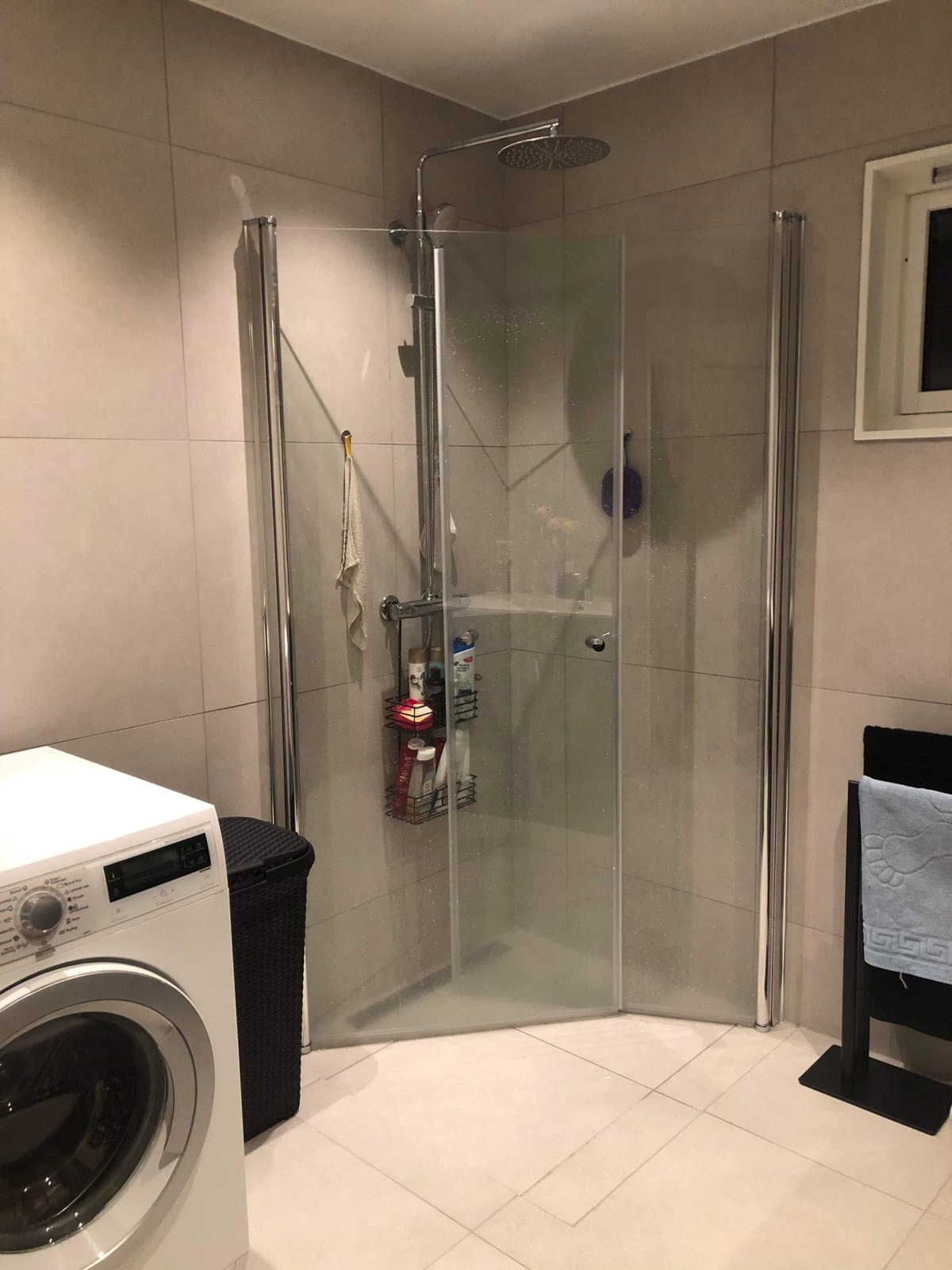 Baderom med vaskemaskin Galleribilde